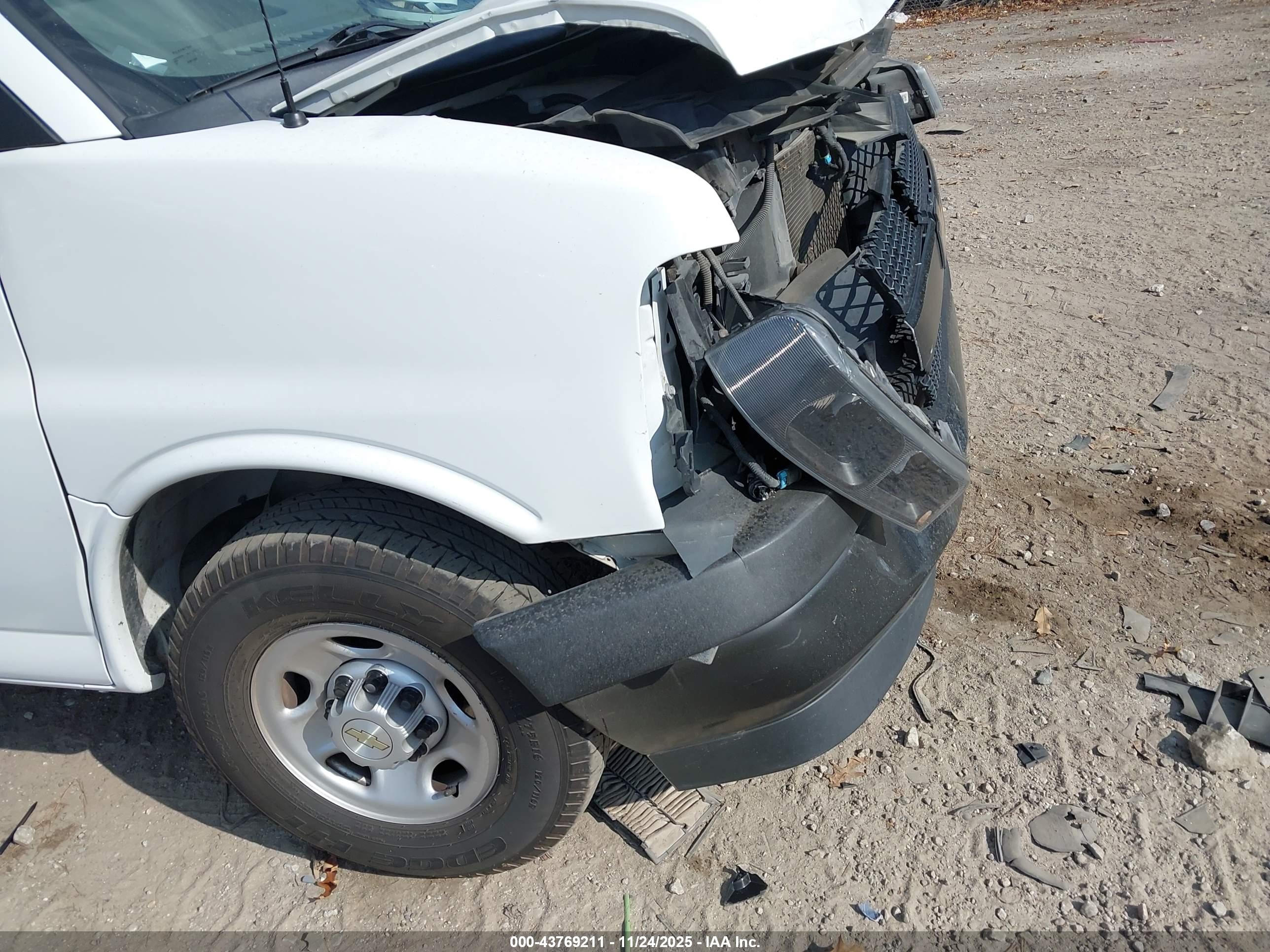 CHEVROLET EXPRESS image 6