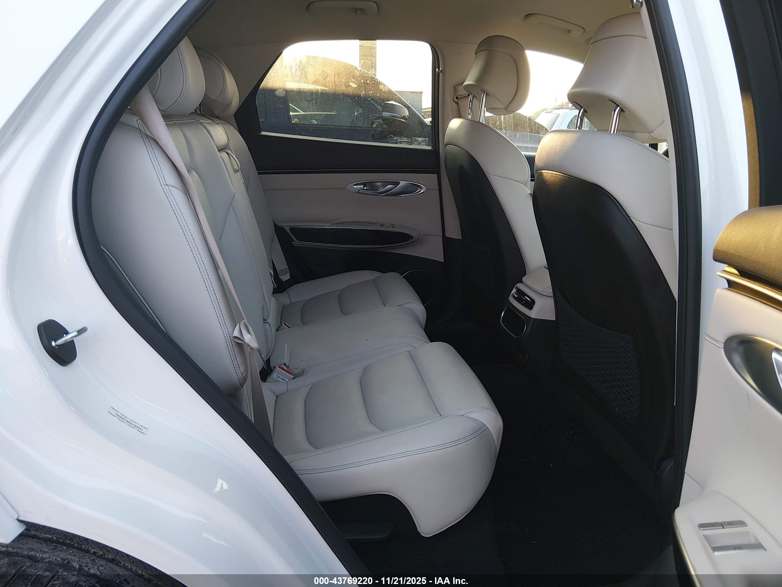 GENESIS GV70 image 8
