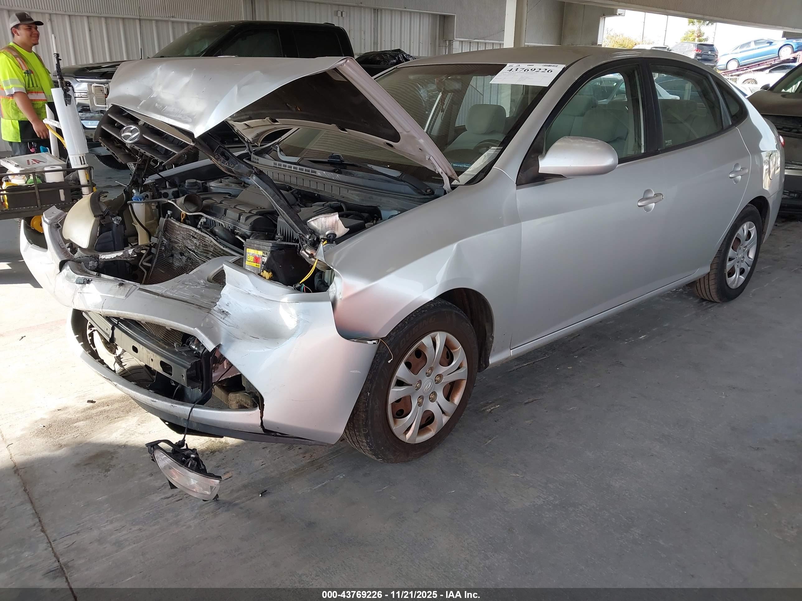HYUNDAI ELANTRA image 2