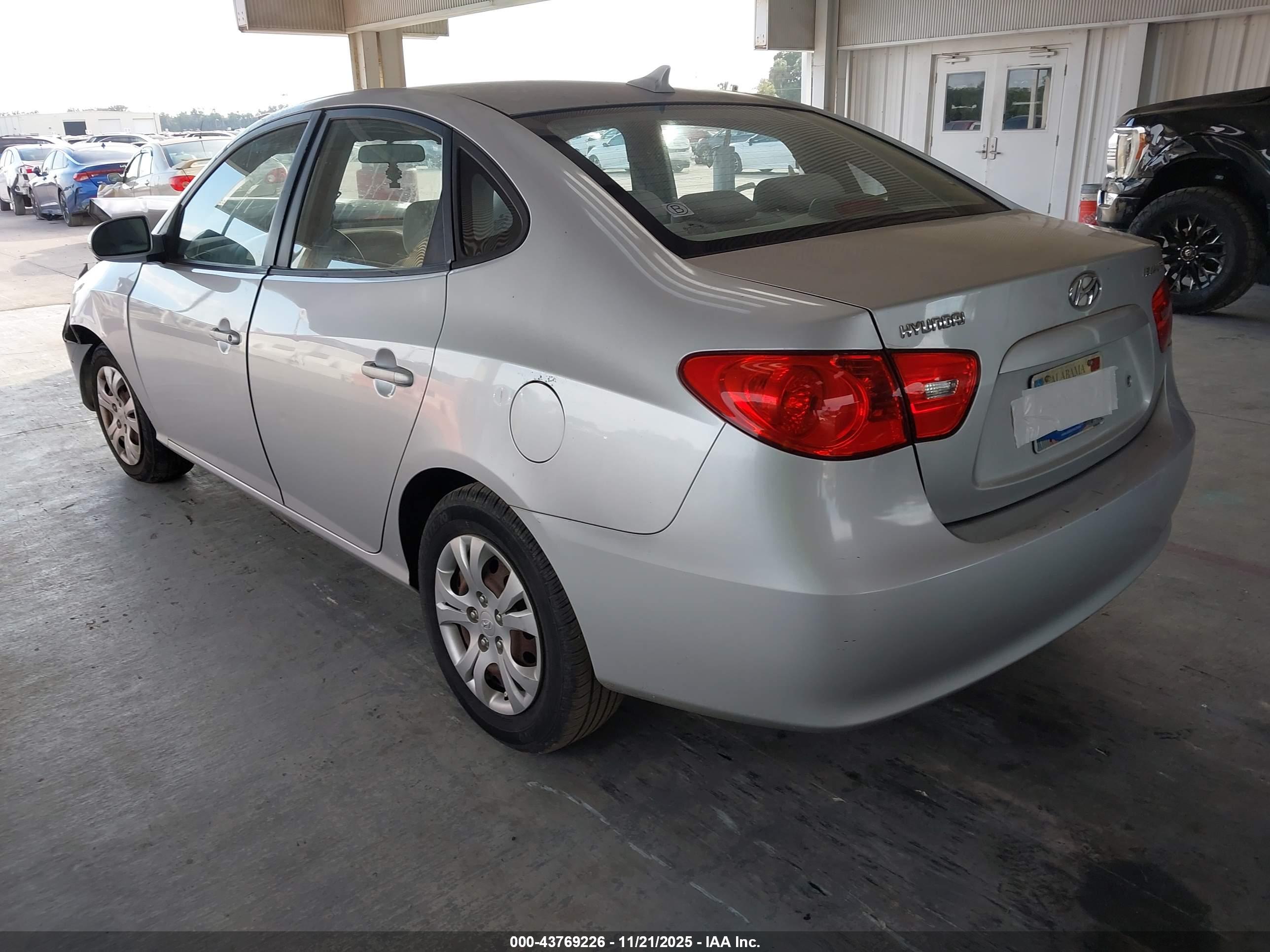 HYUNDAI ELANTRA image 3