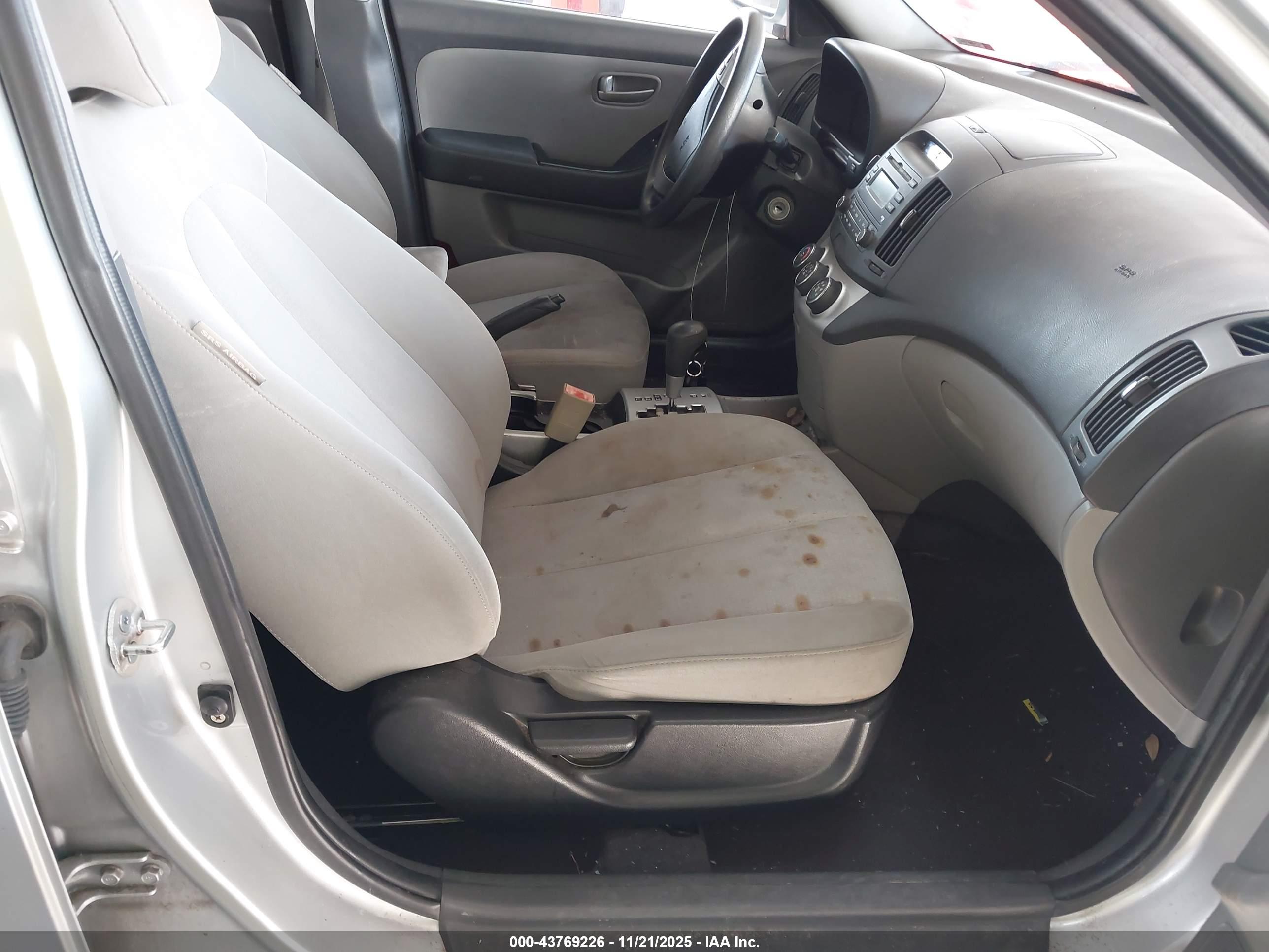 HYUNDAI ELANTRA image 5