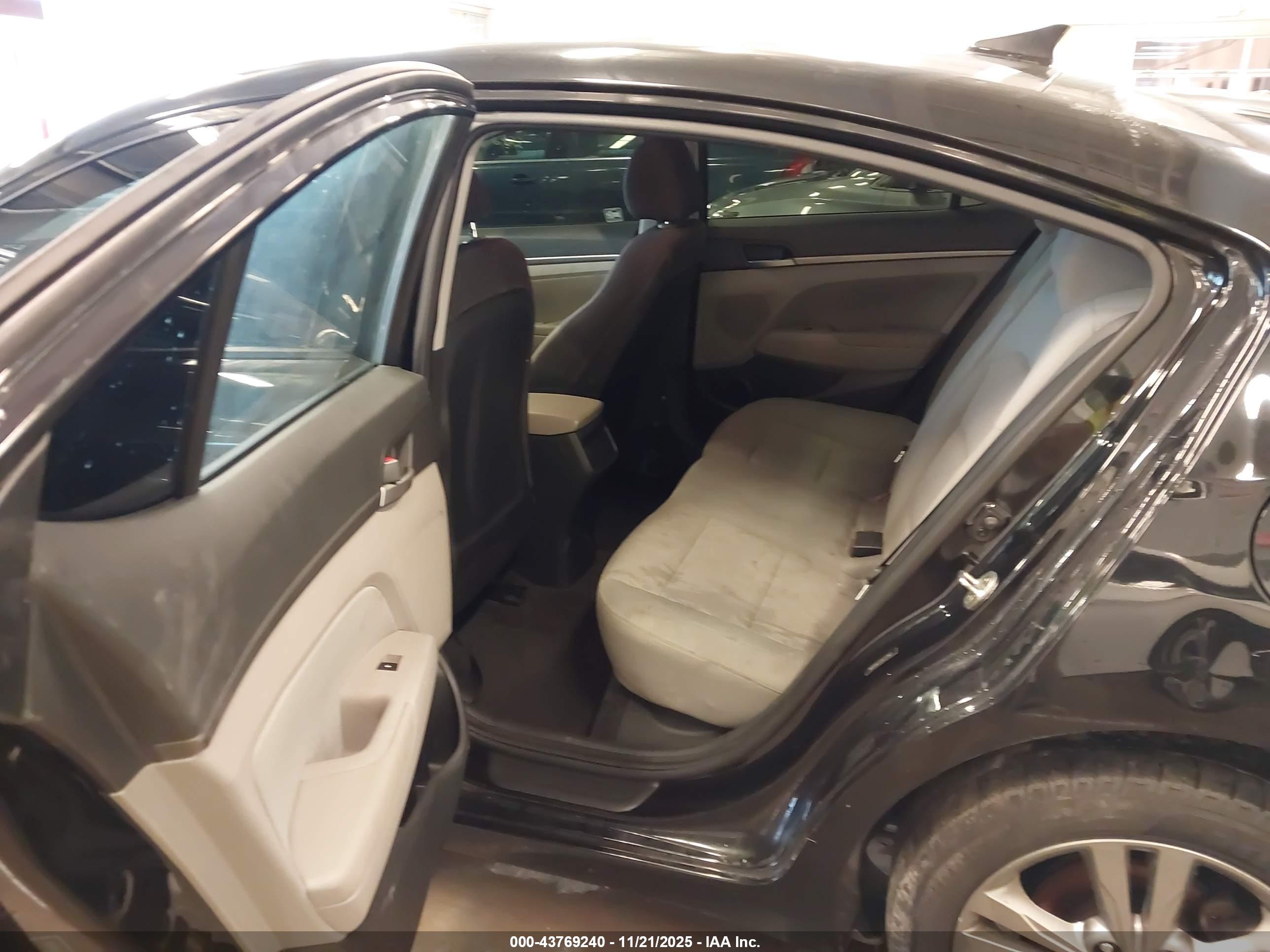 HYUNDAI ELANTRA image 8