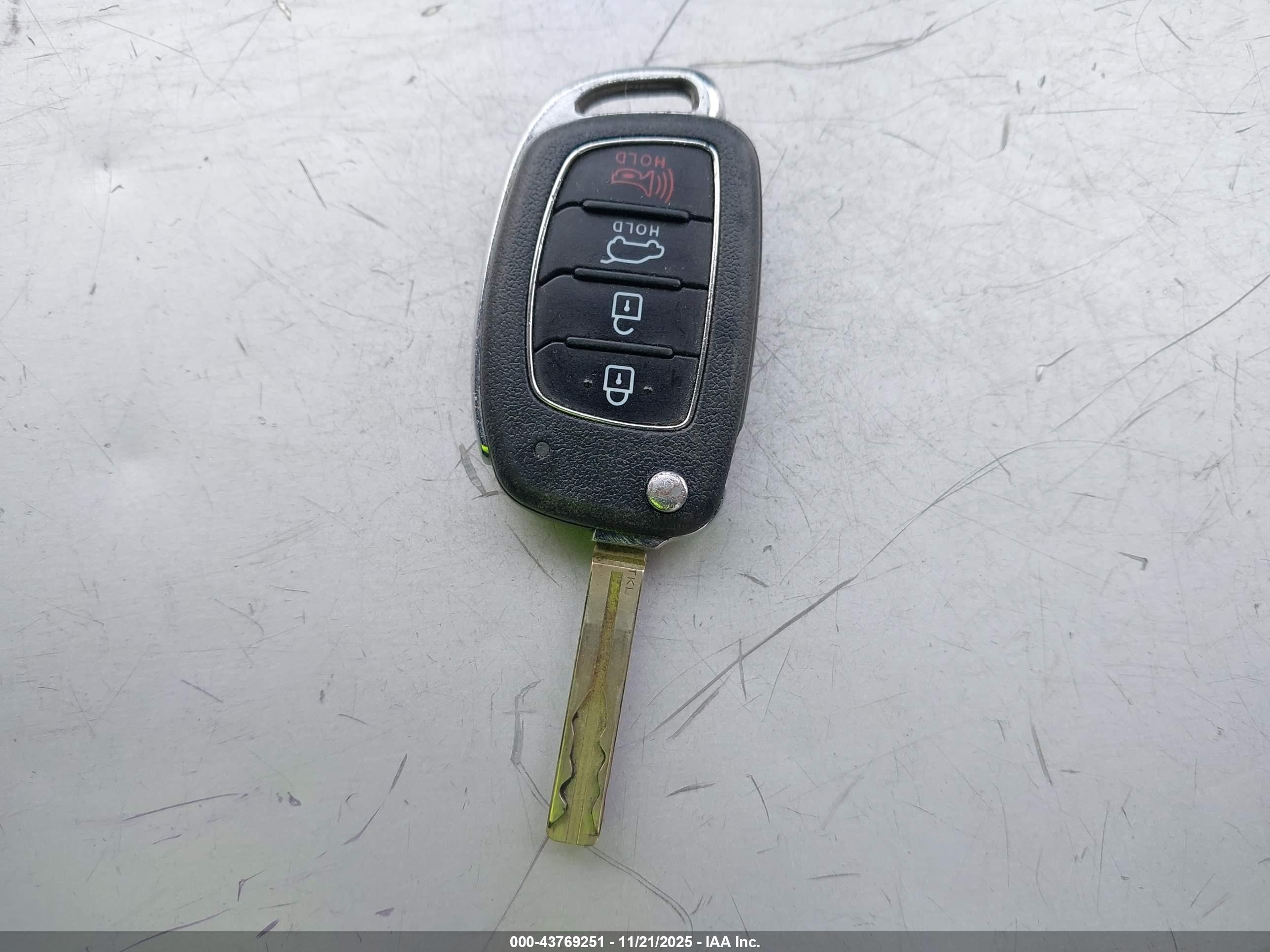 HYUNDAI TUCSON image 11