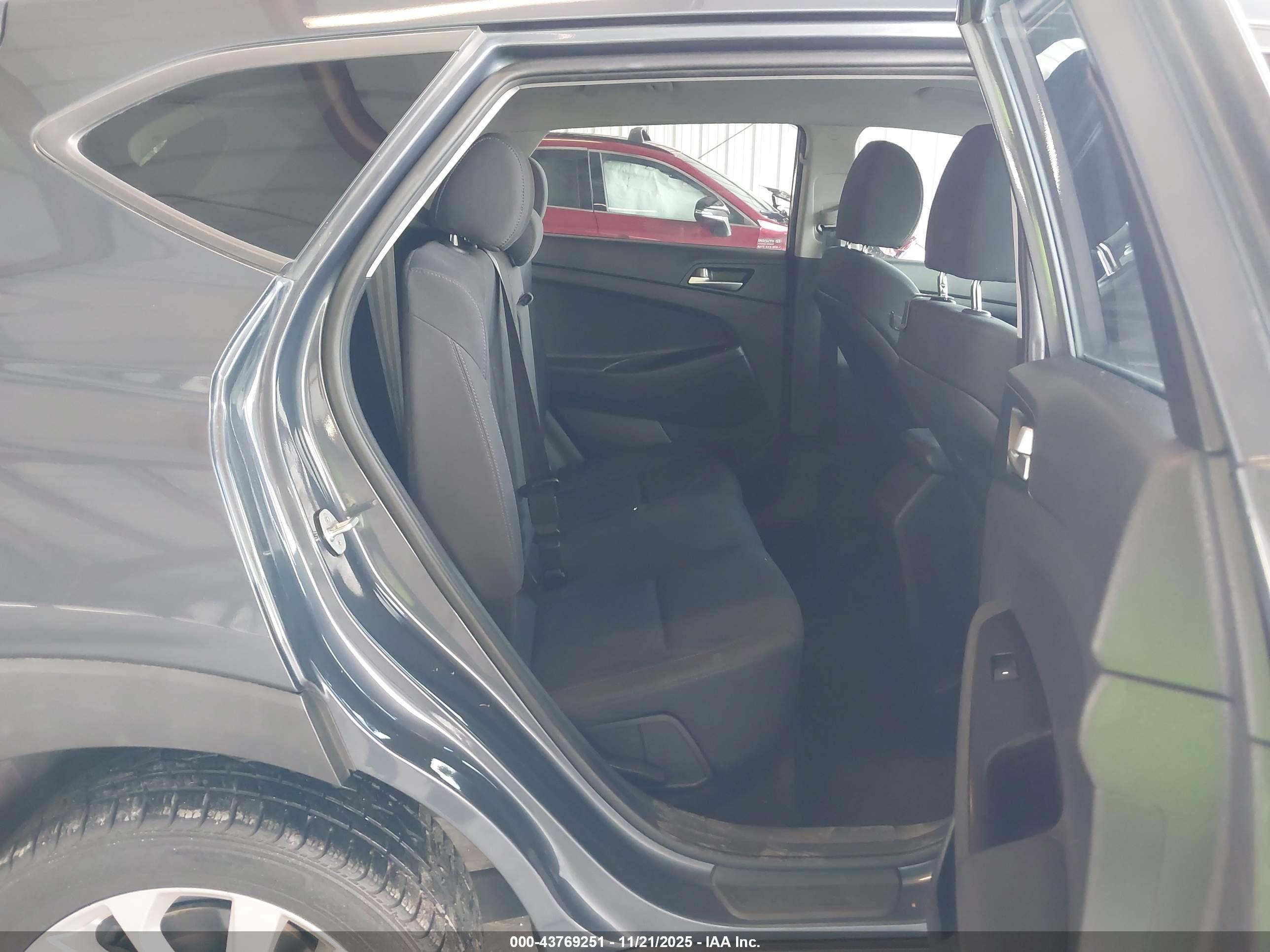 HYUNDAI TUCSON image 8