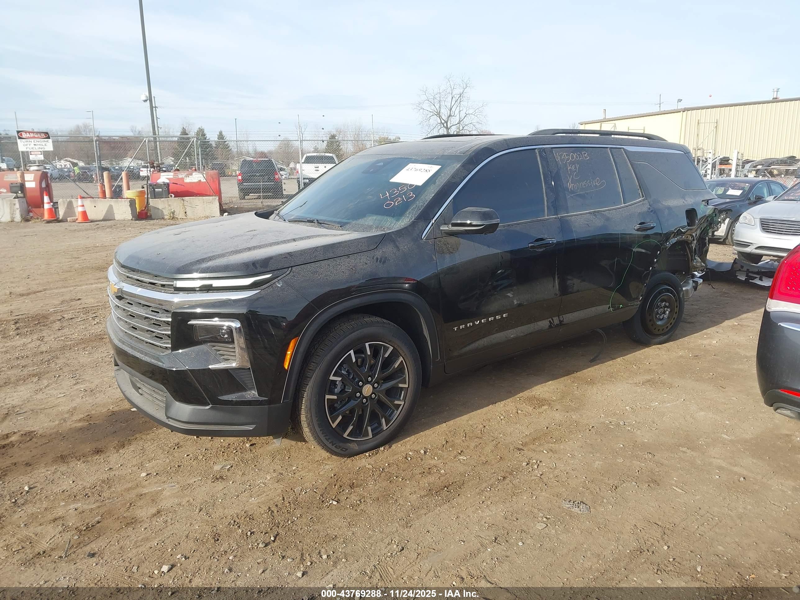 CHEVROLET TRAVERSE image 2