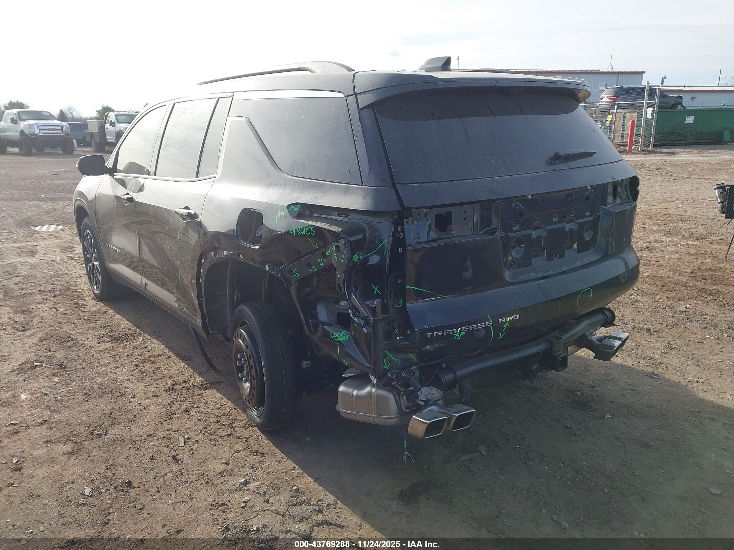 CHEVROLET TRAVERSE image 3