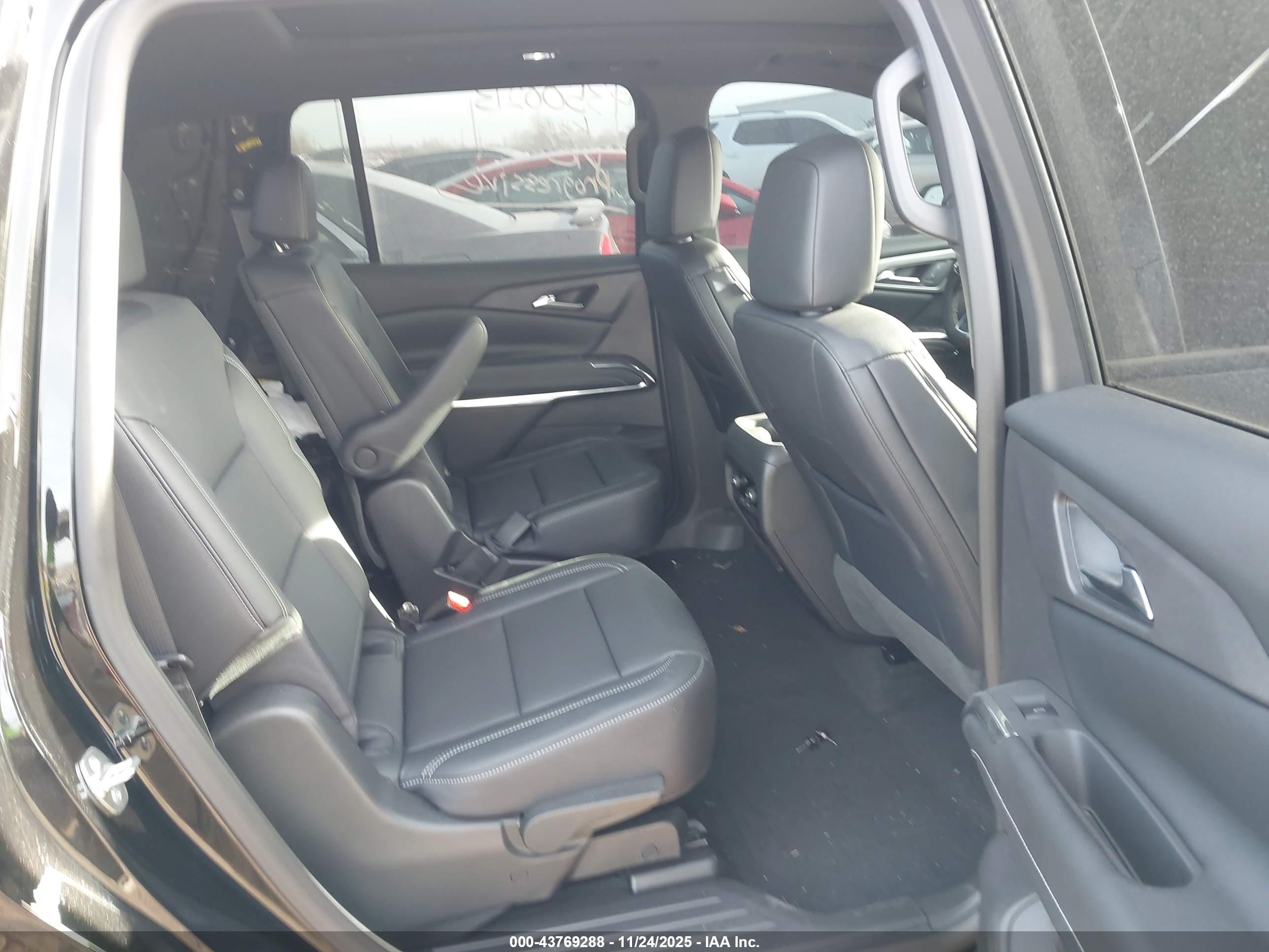 CHEVROLET TRAVERSE image 8