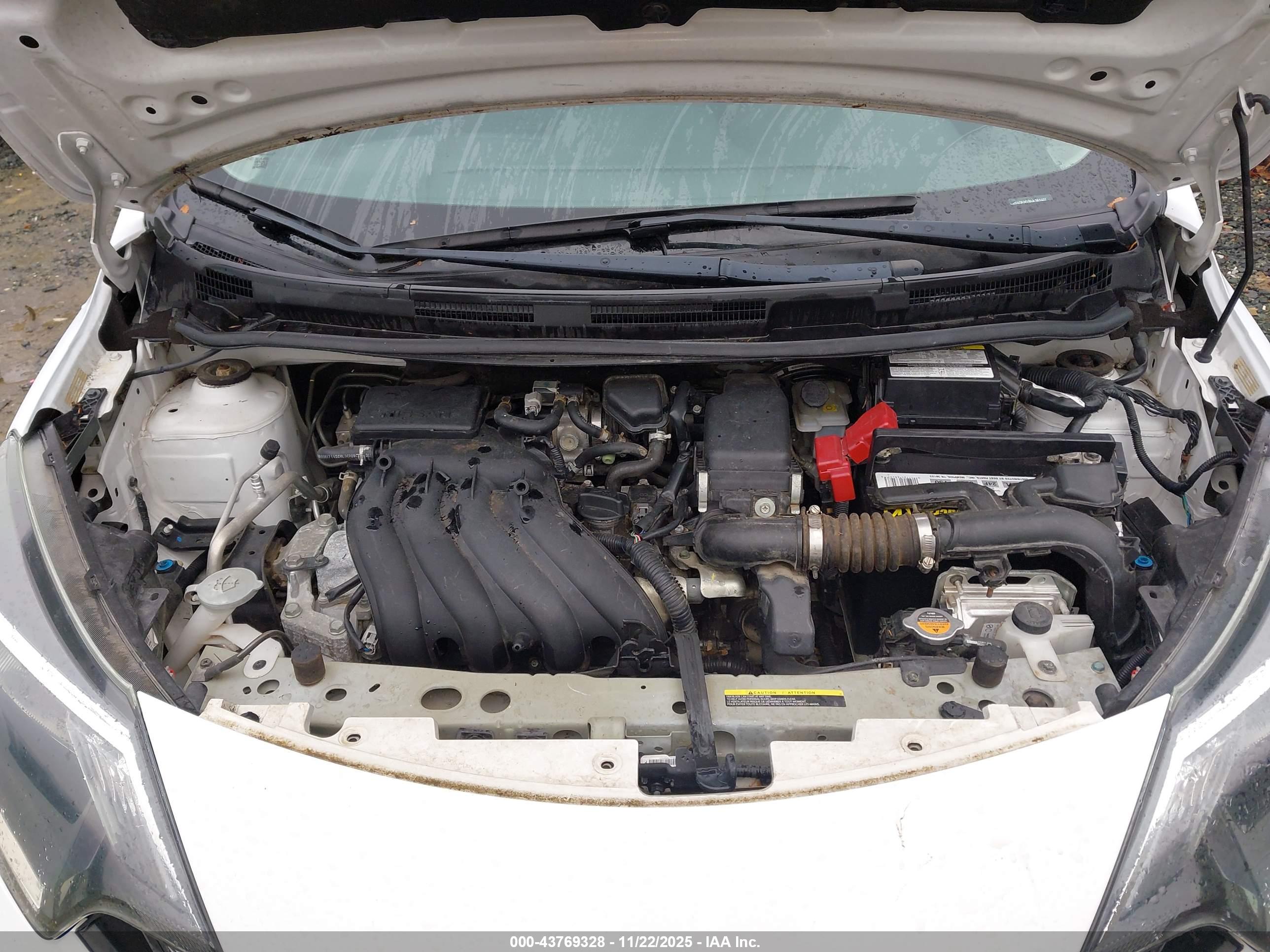 NISSAN VERSA image 10