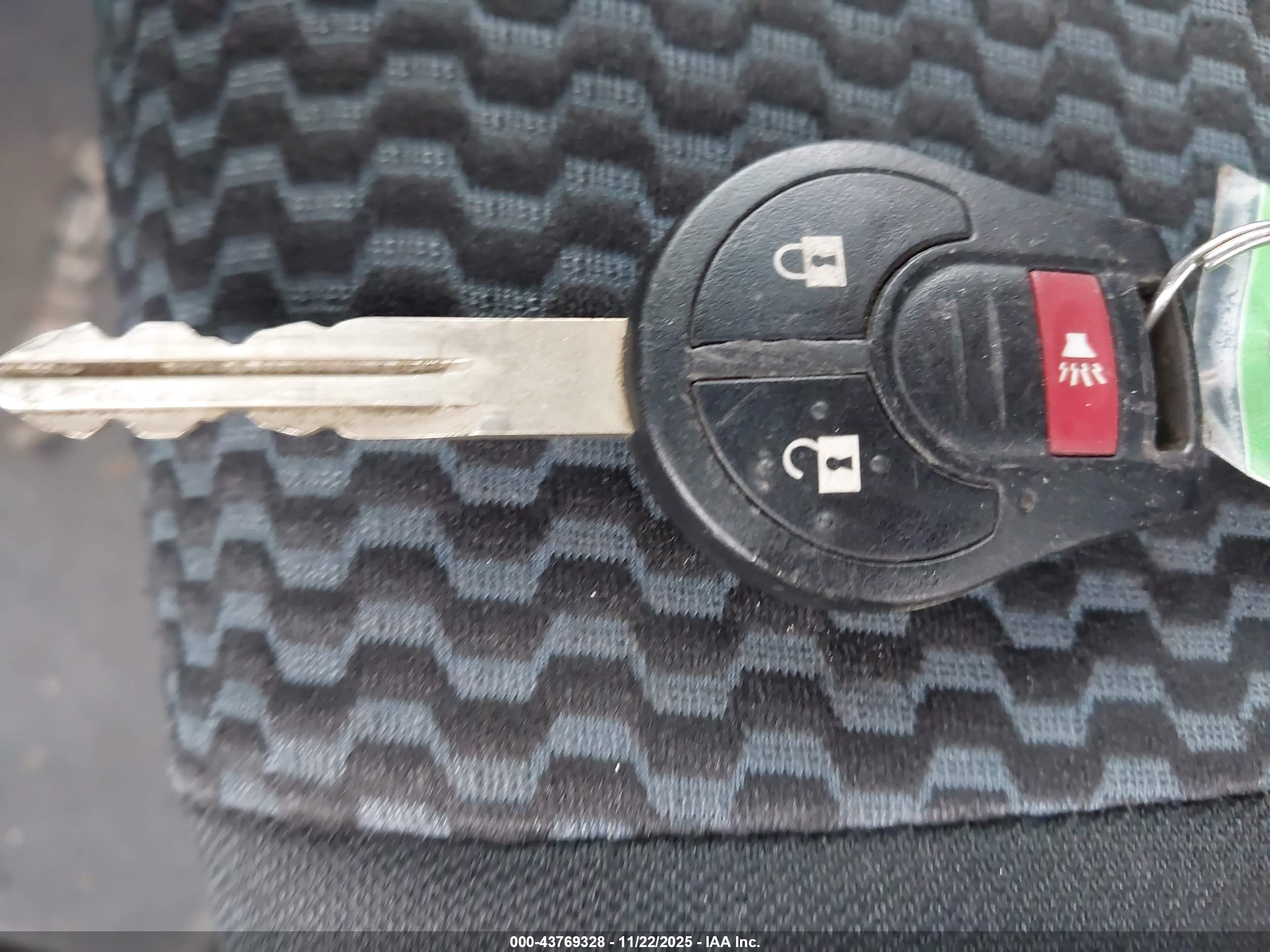 NISSAN VERSA image 11