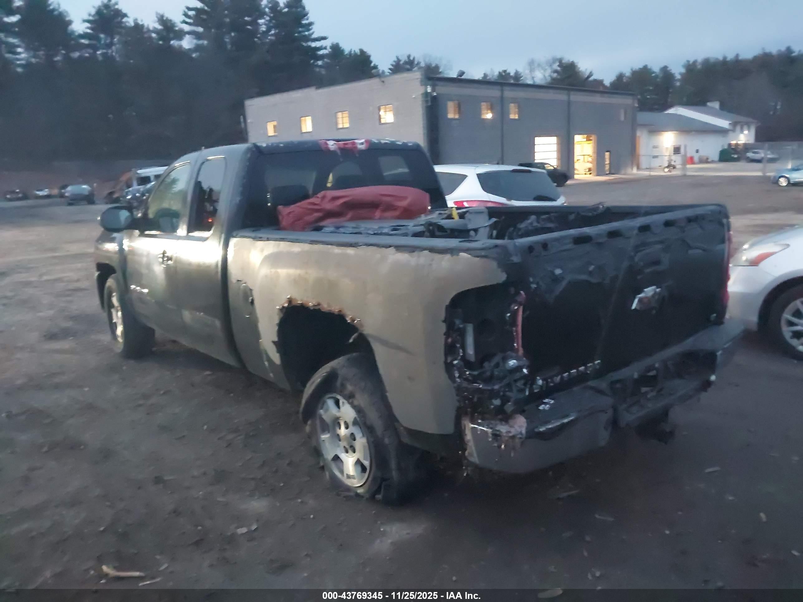 CHEVROLET SILVERADO image 3