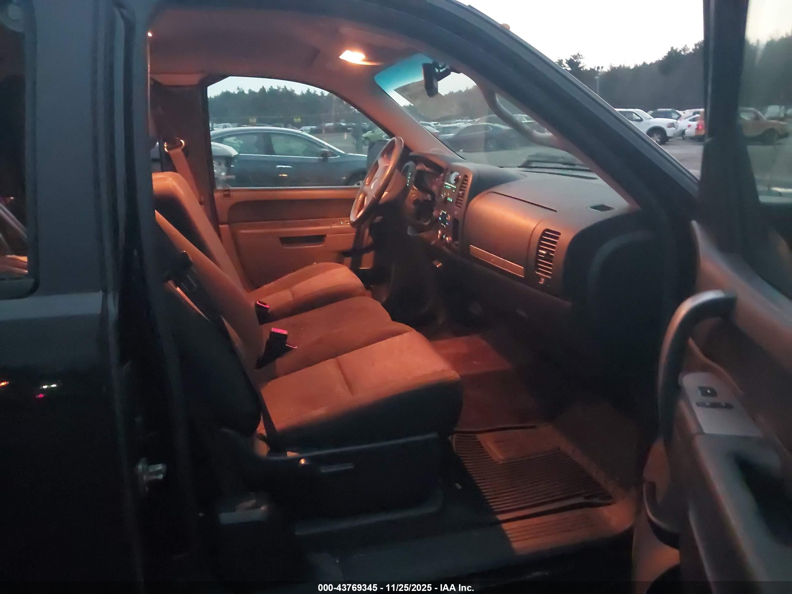 CHEVROLET SILVERADO image 5