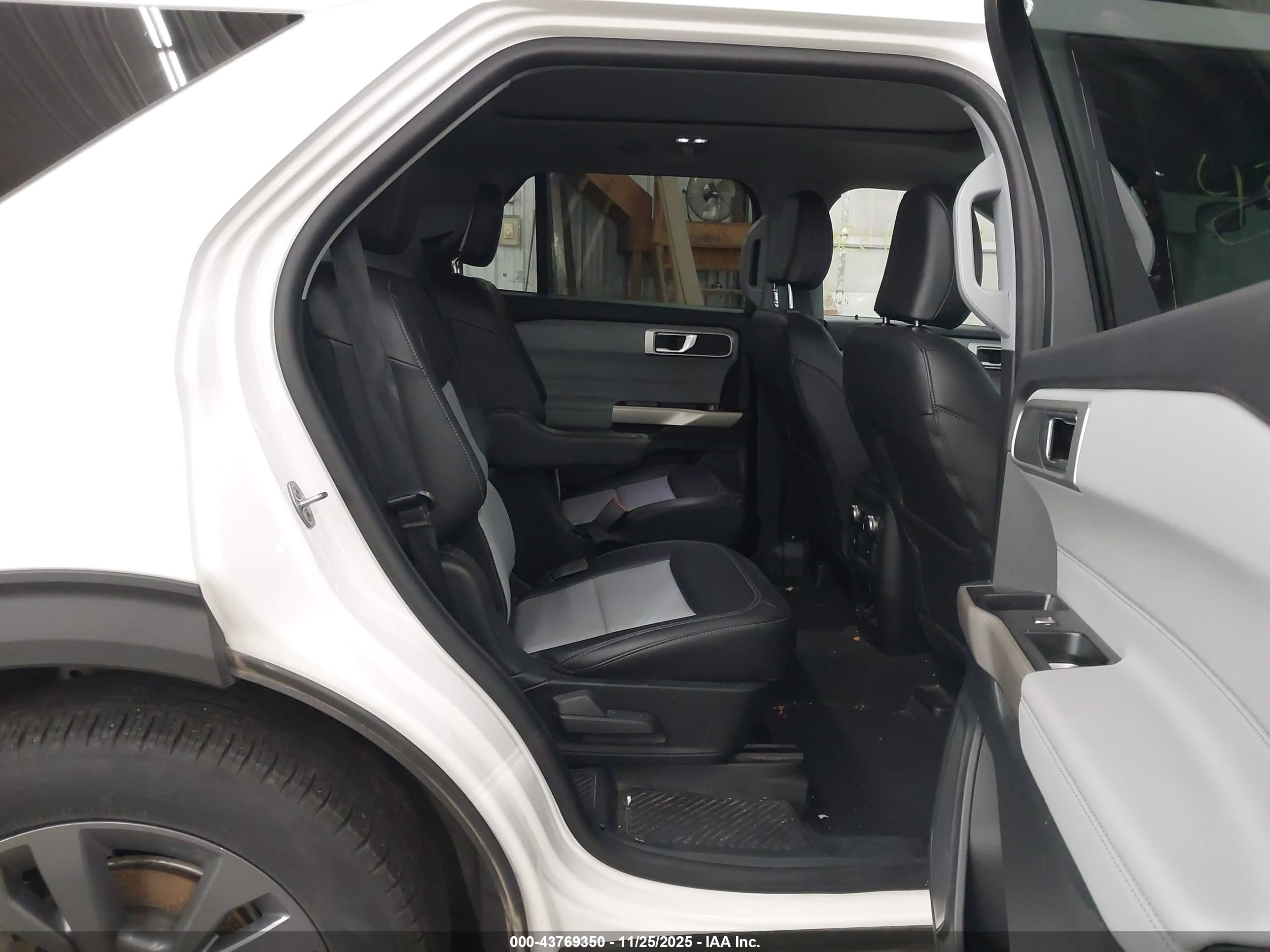 FORD EXPLORER image 8