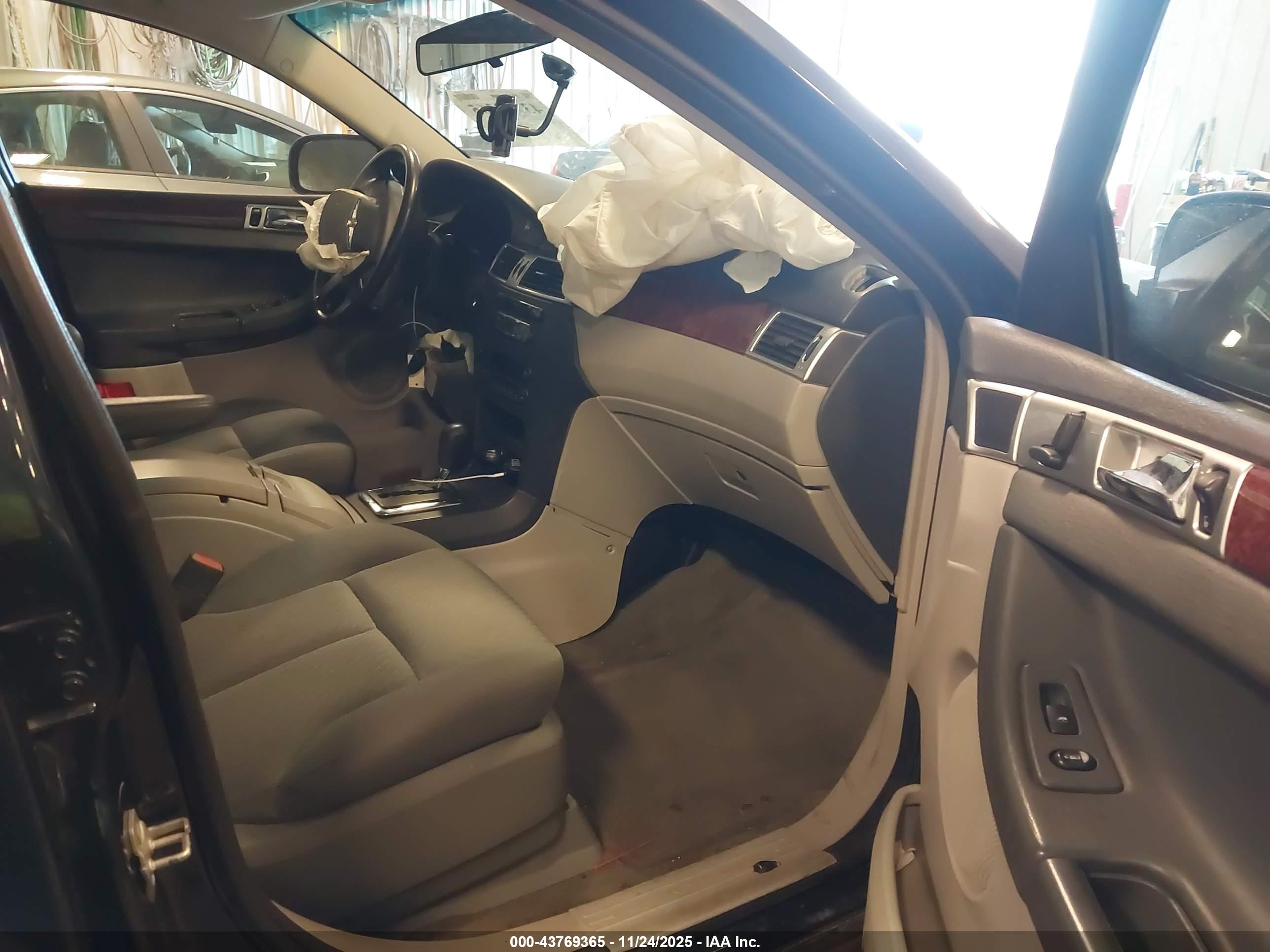 CHRYSLER PACIFICA image 5