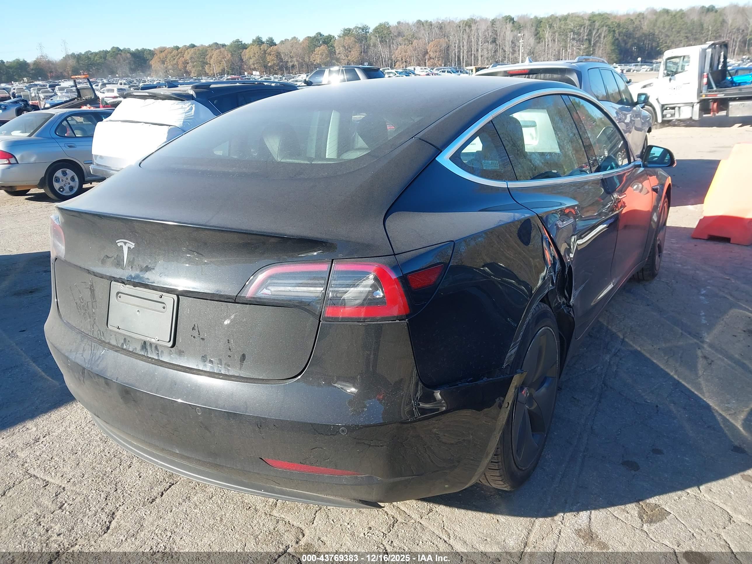 TESLA MODEL image 4