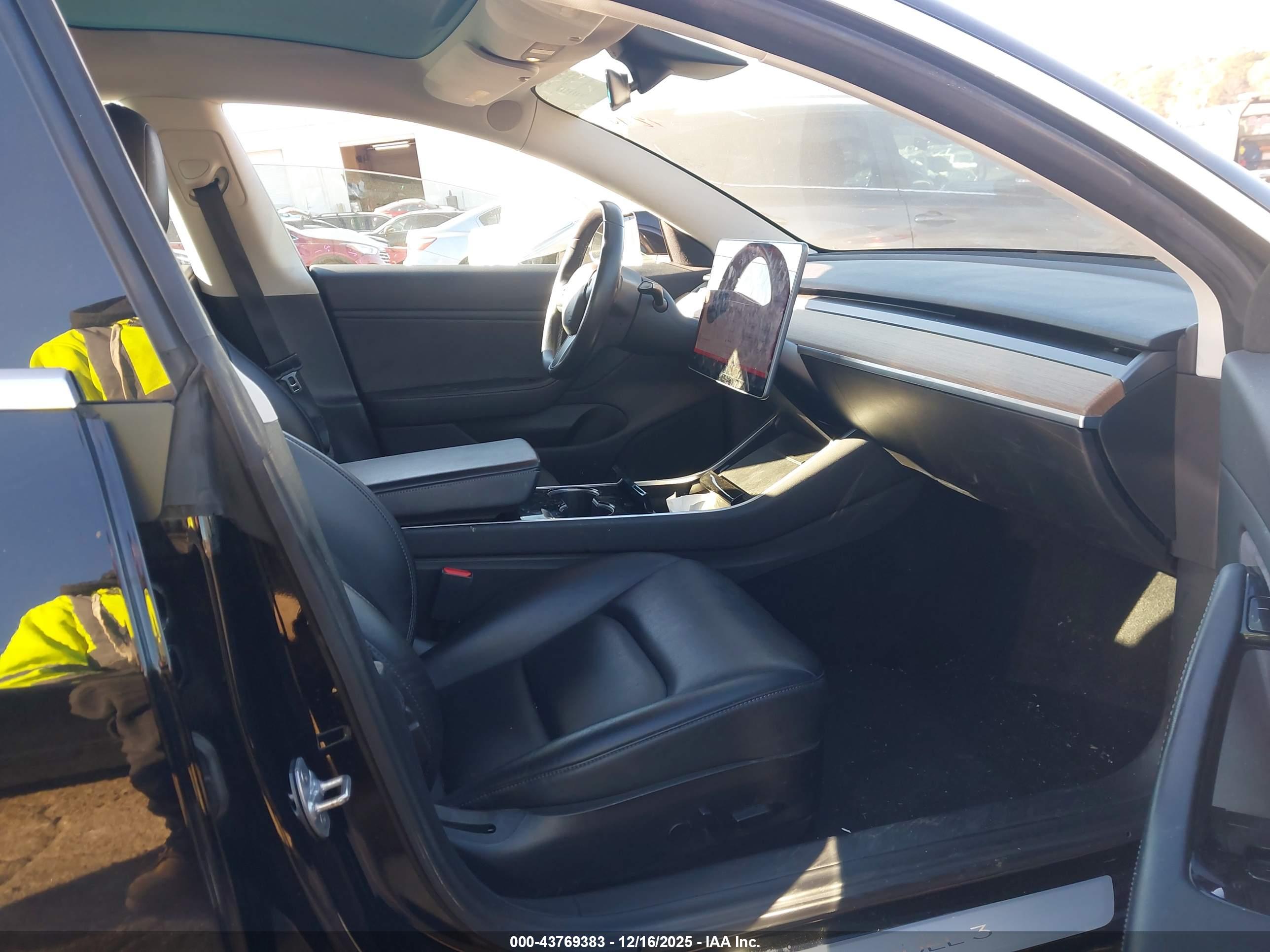 TESLA MODEL image 5