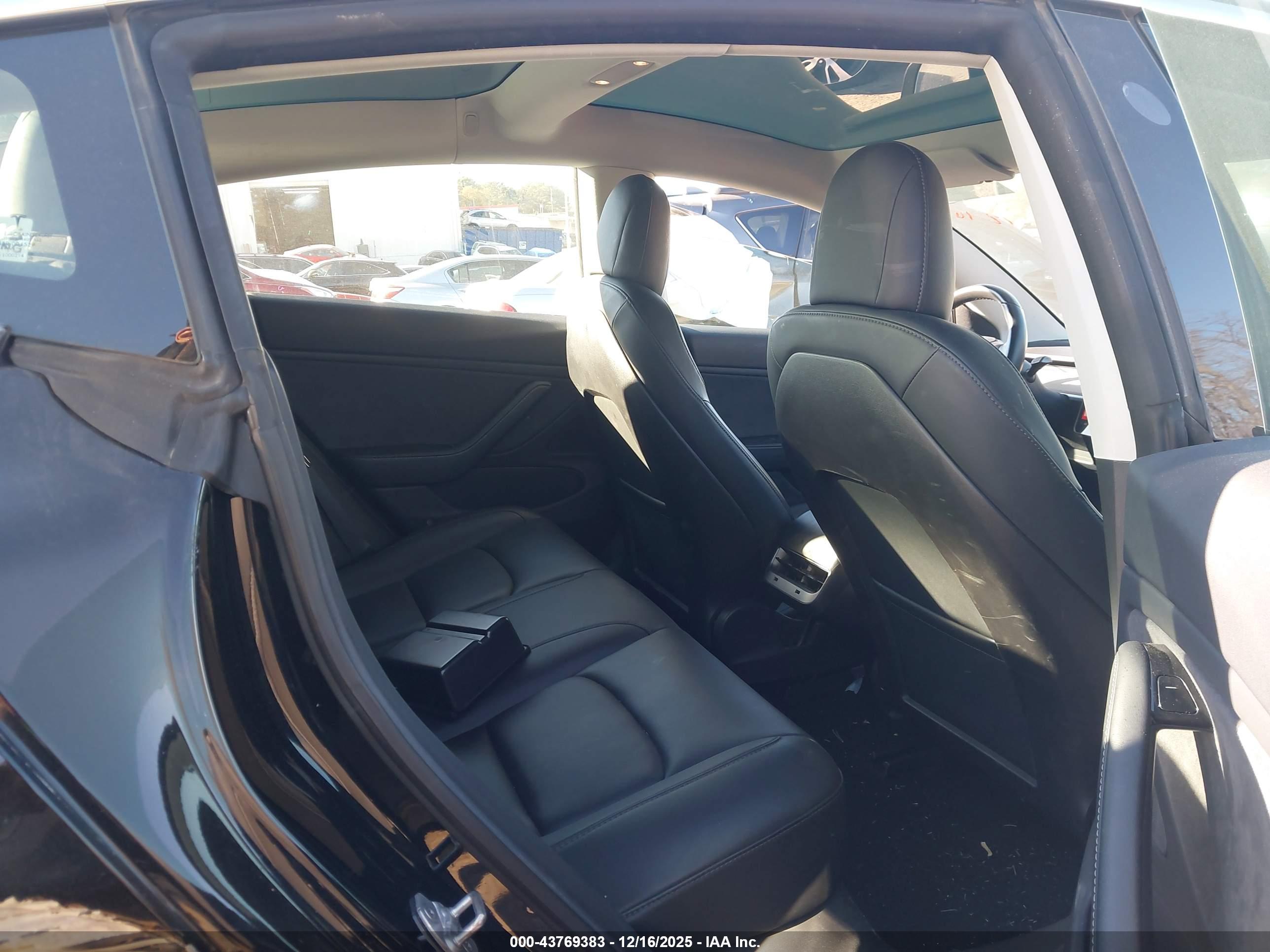 TESLA MODEL image 8