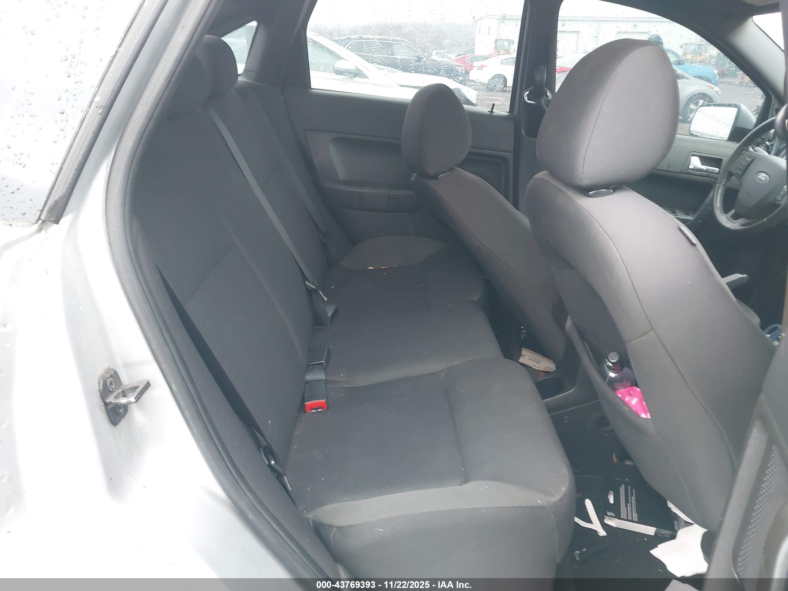 FORD FOCUS image 8