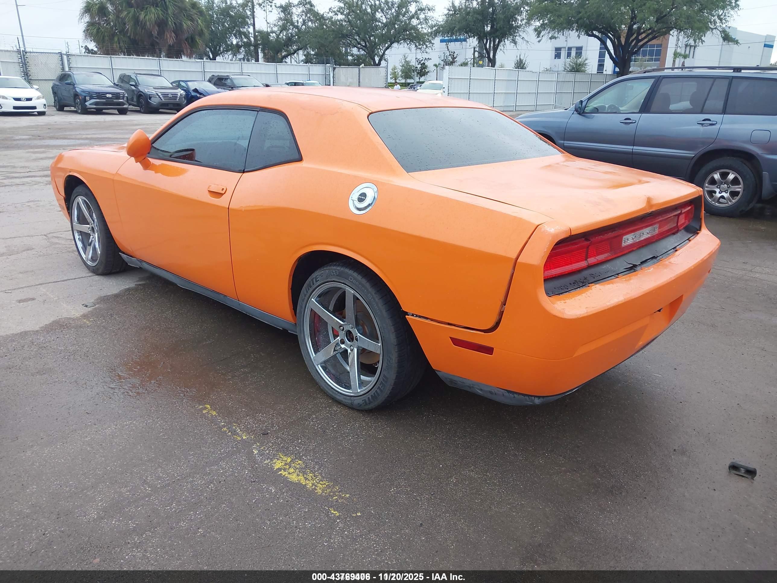 DODGE CHALLENGER image 3
