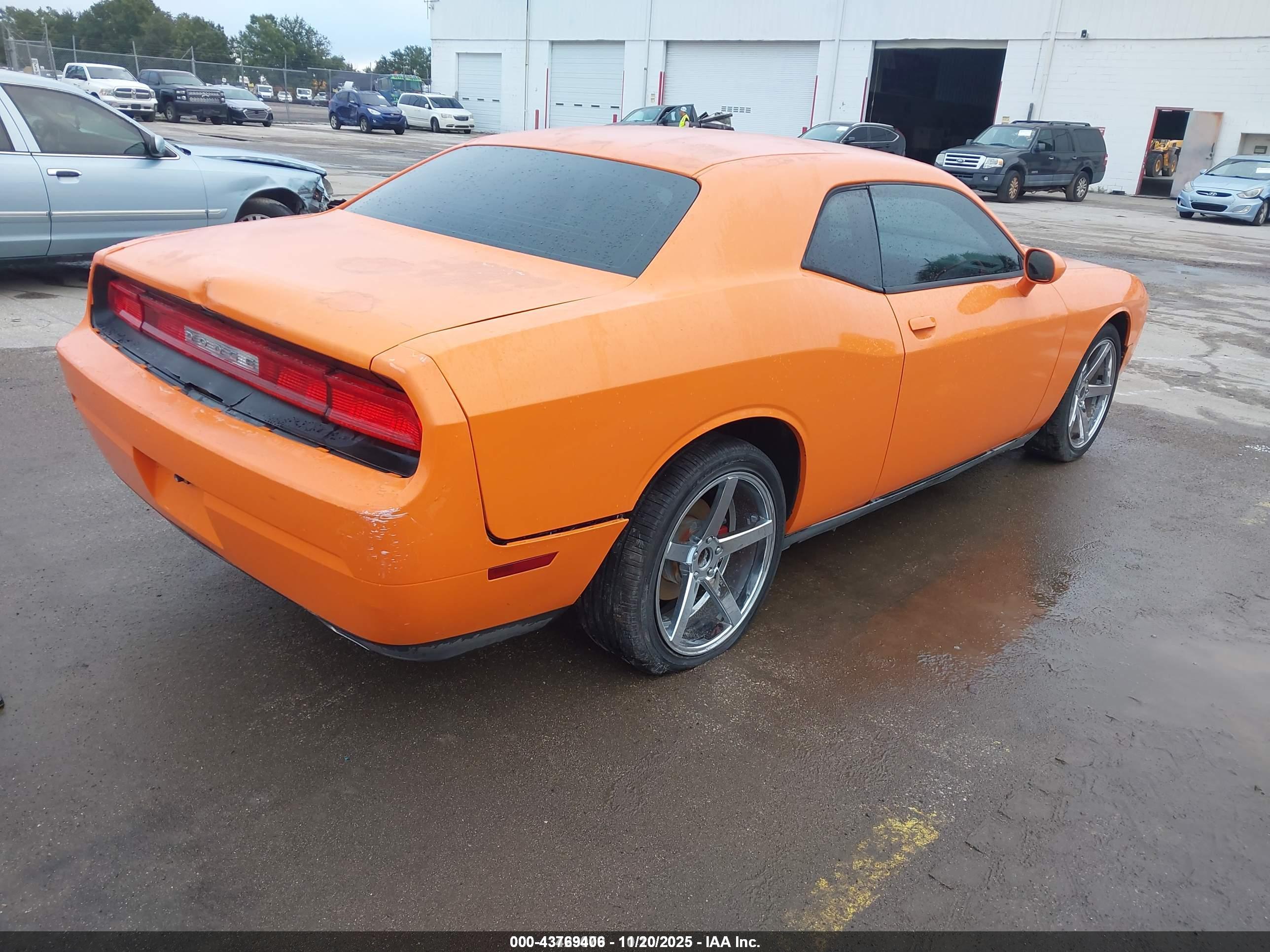 DODGE CHALLENGER image 4