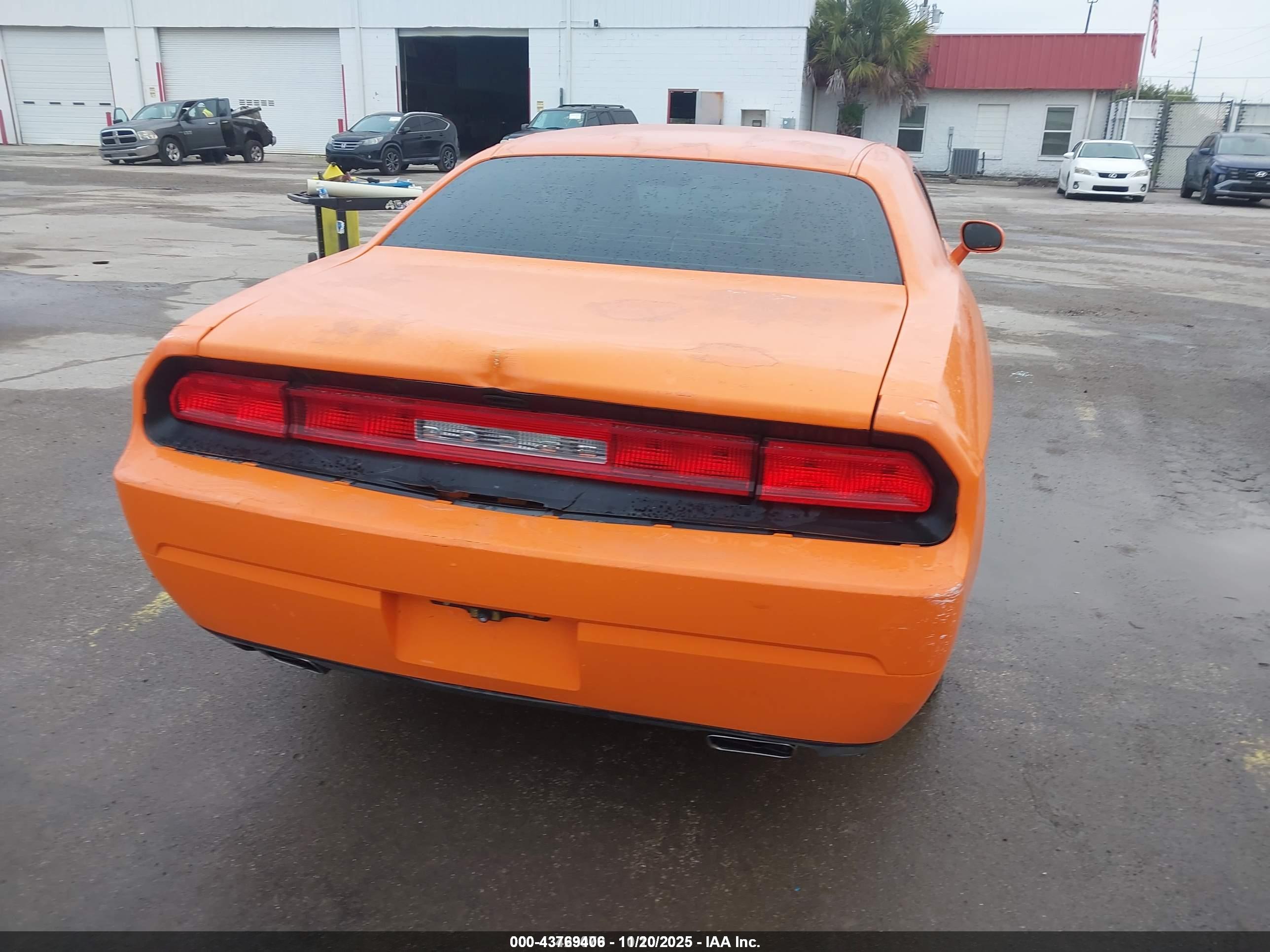 DODGE CHALLENGER image 6