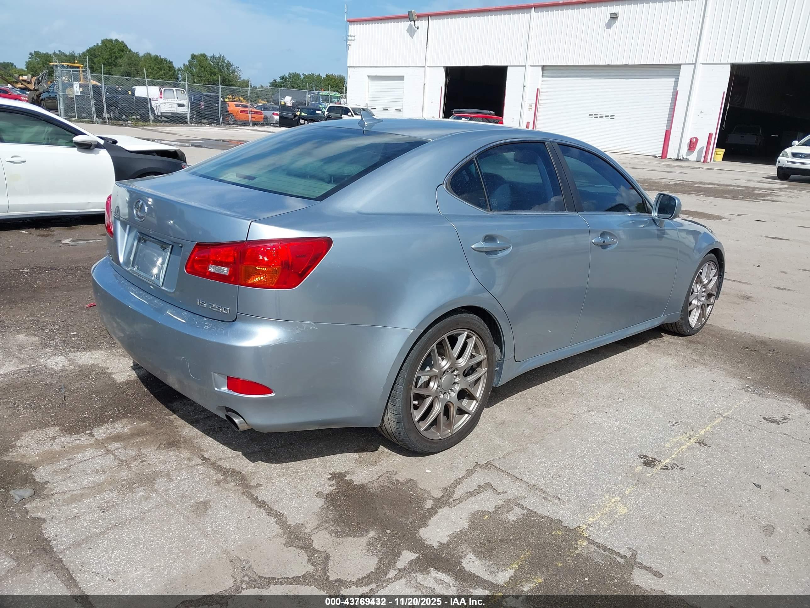 LEXUS IS image 4