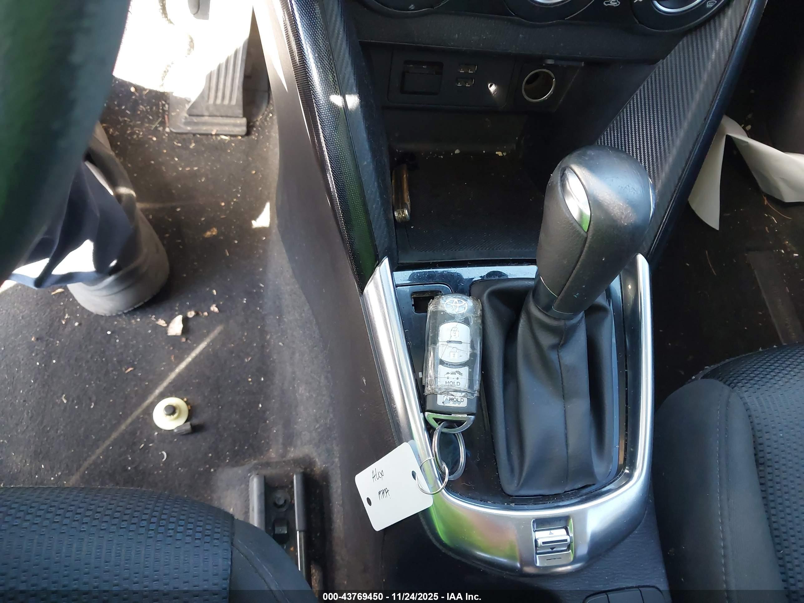 TOYOTA YARIS image 11