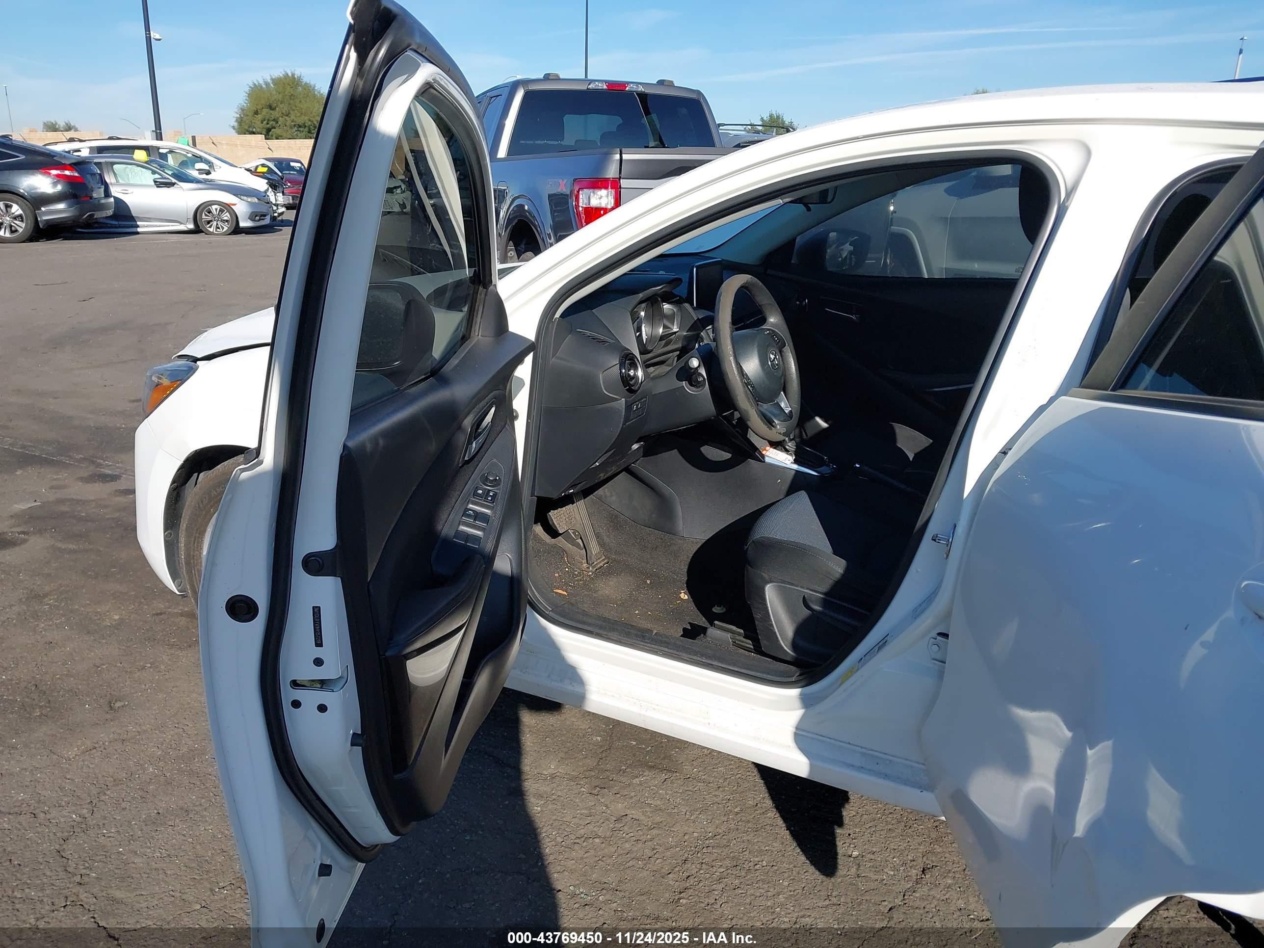 TOYOTA YARIS image 5