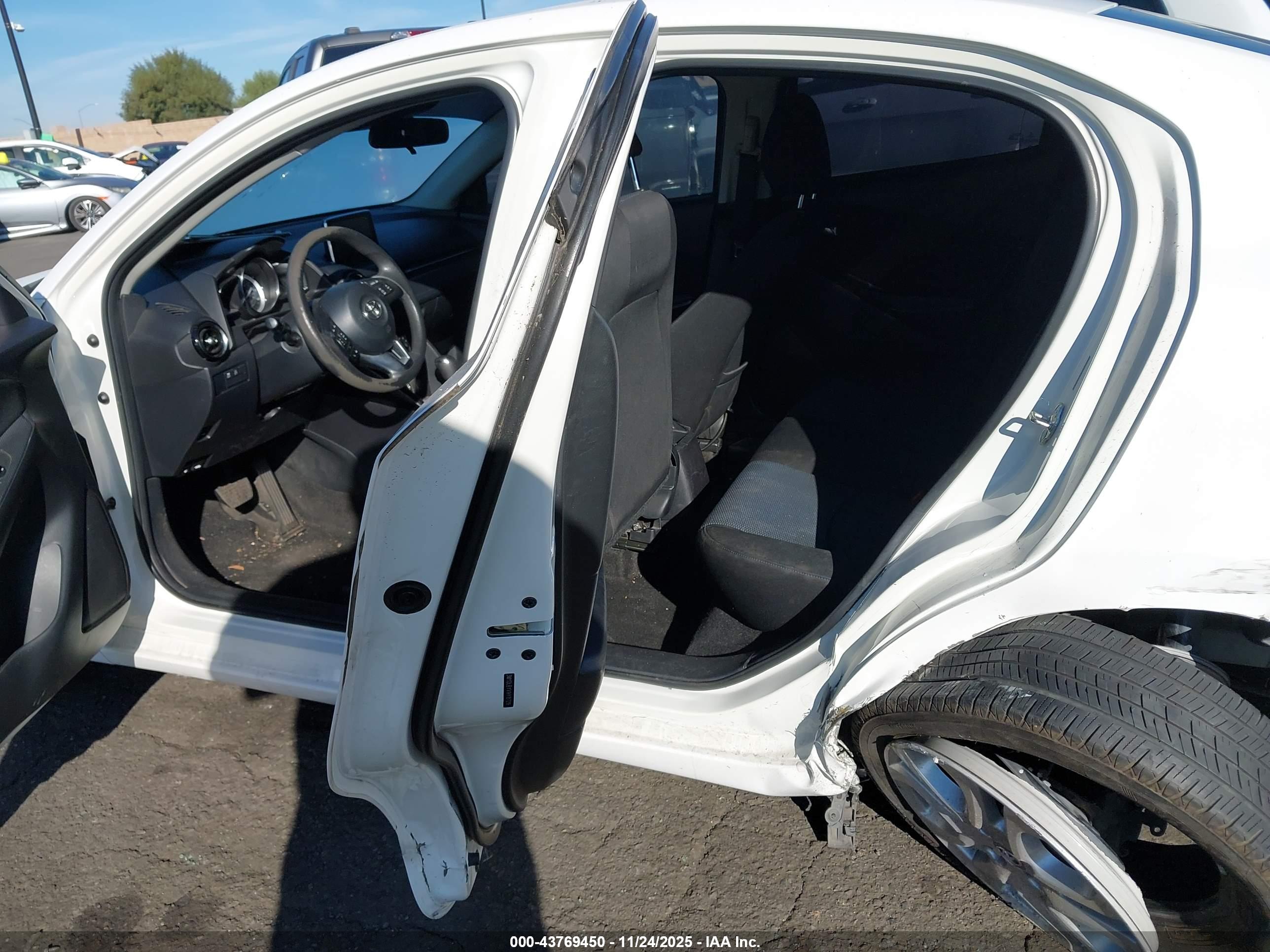 TOYOTA YARIS image 8