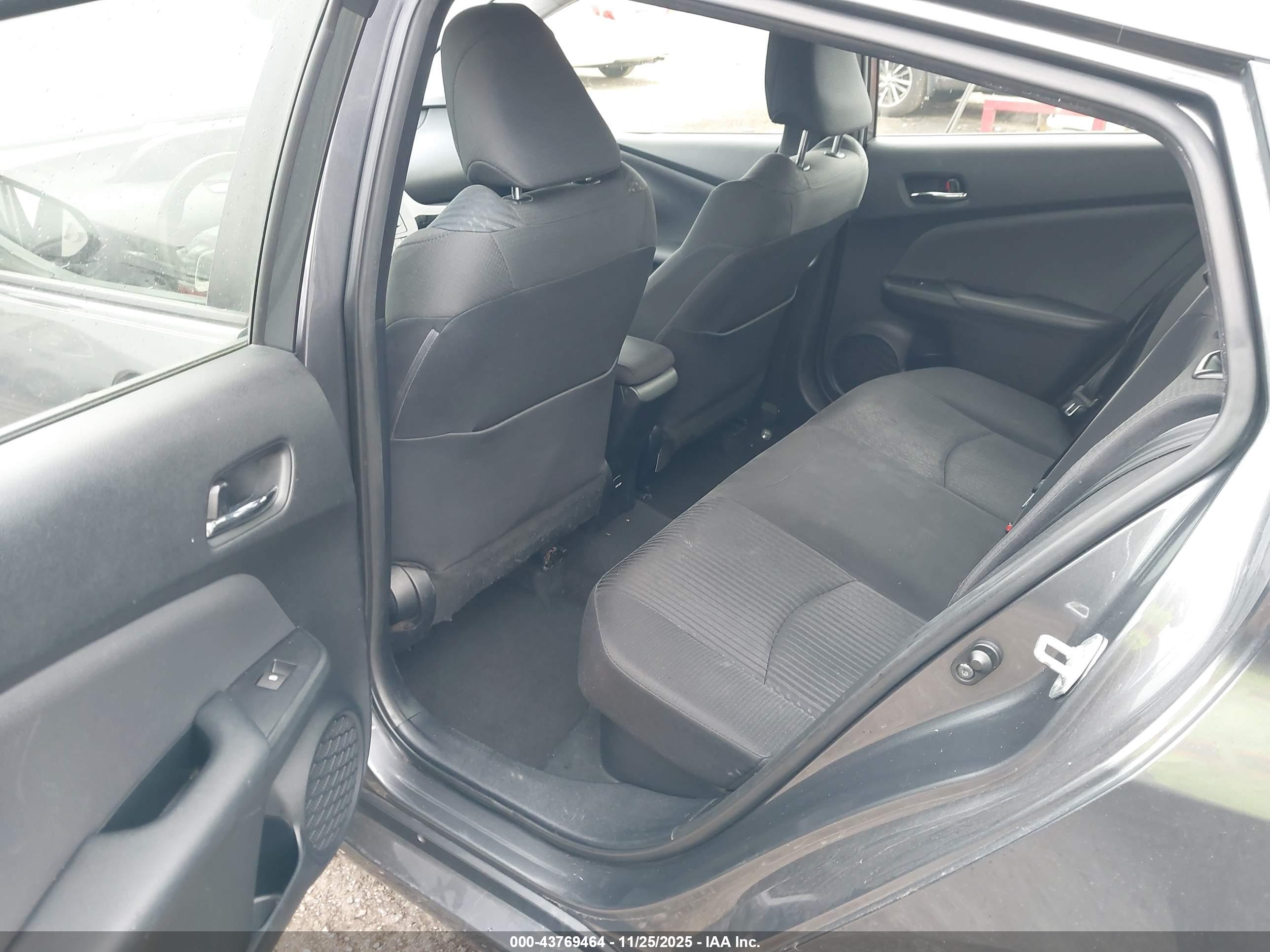 TOYOTA PRIUS image 8
