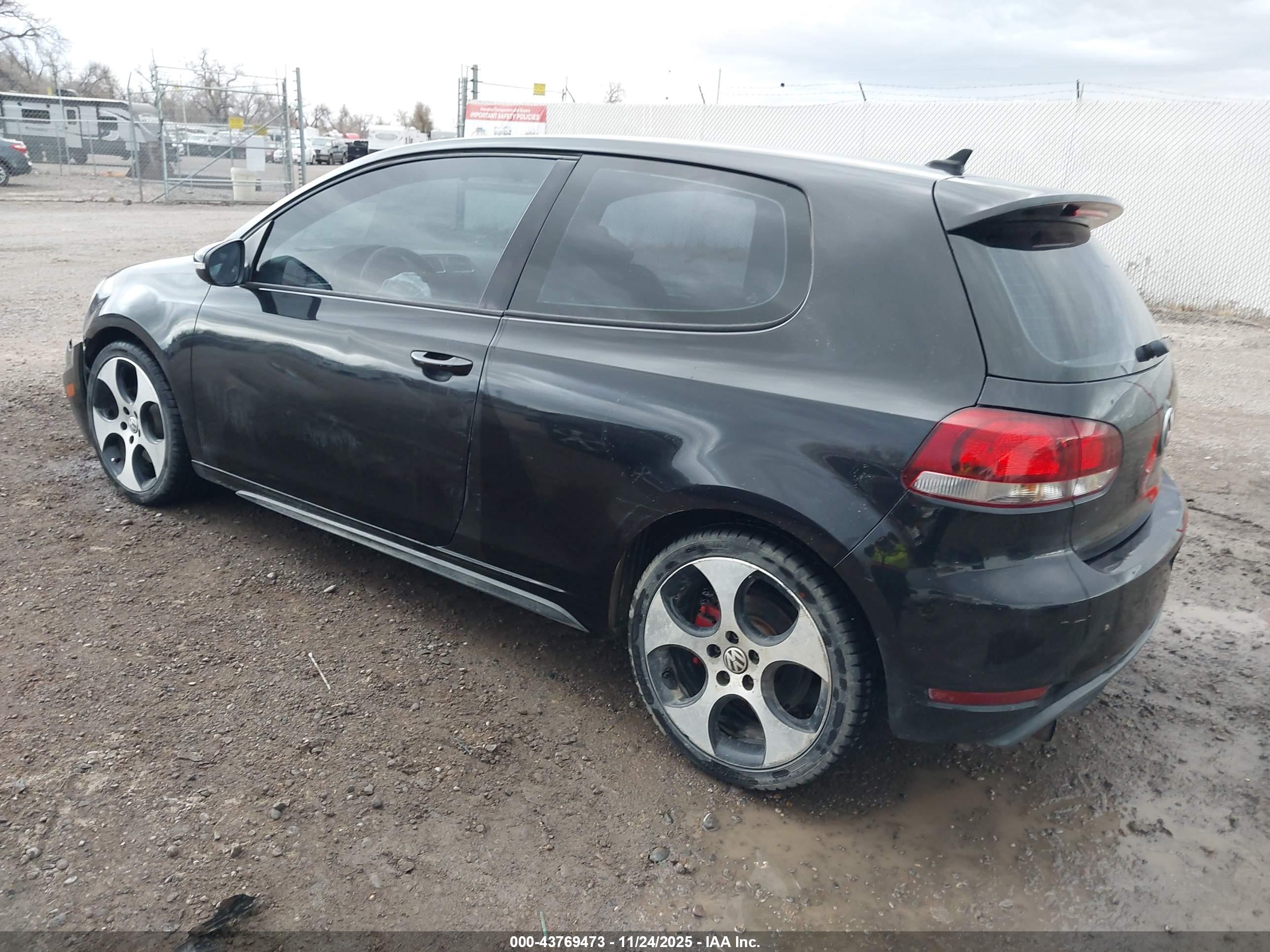 VOLKSWAGEN GTI image 3