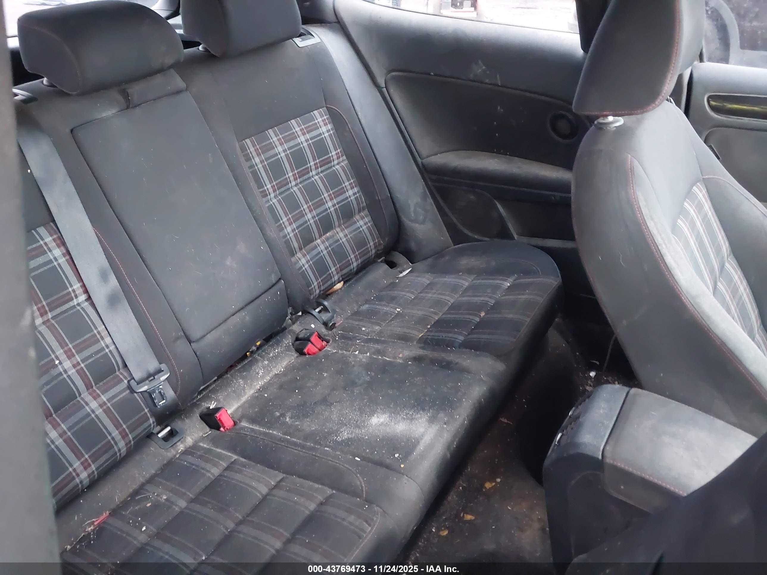 VOLKSWAGEN GTI image 8