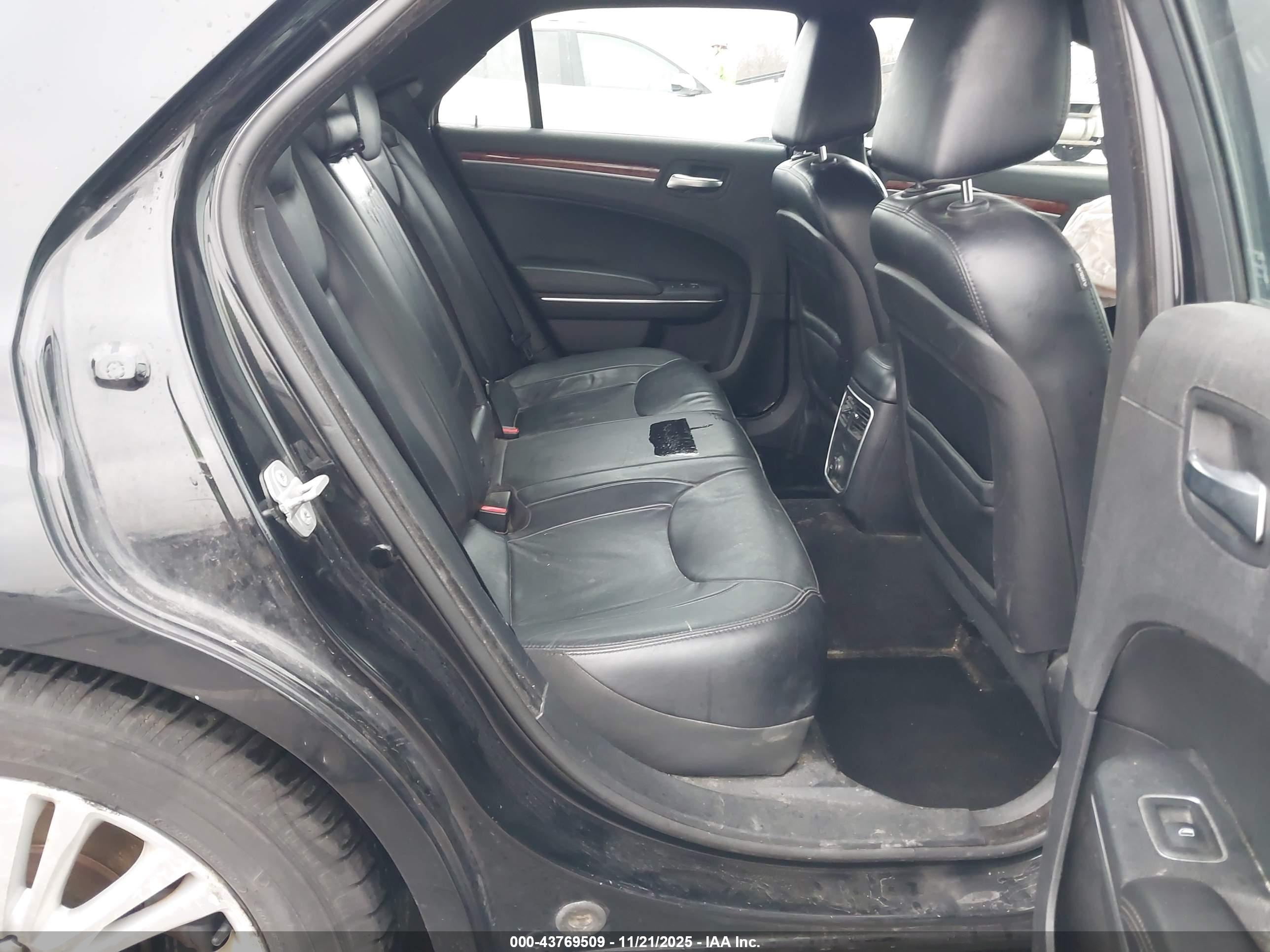 CHRYSLER 300 image 8