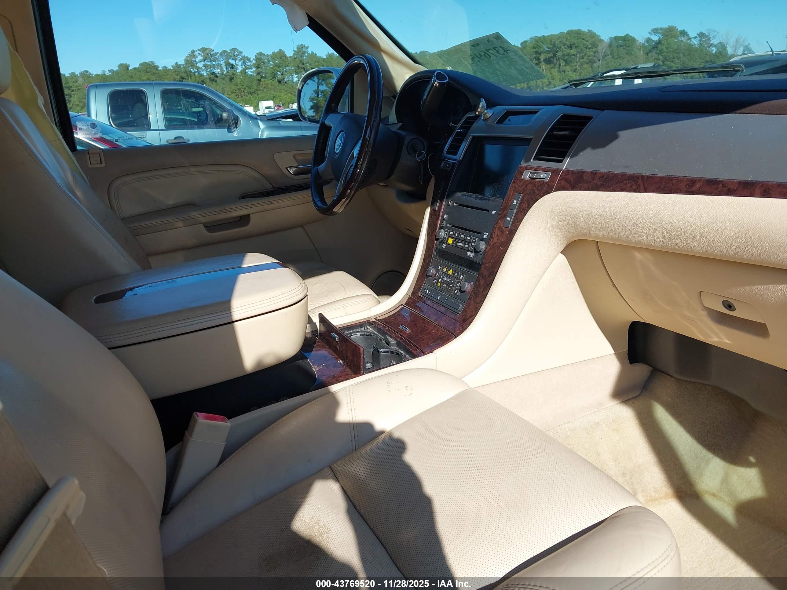 CADILLAC ESCALADE image 5