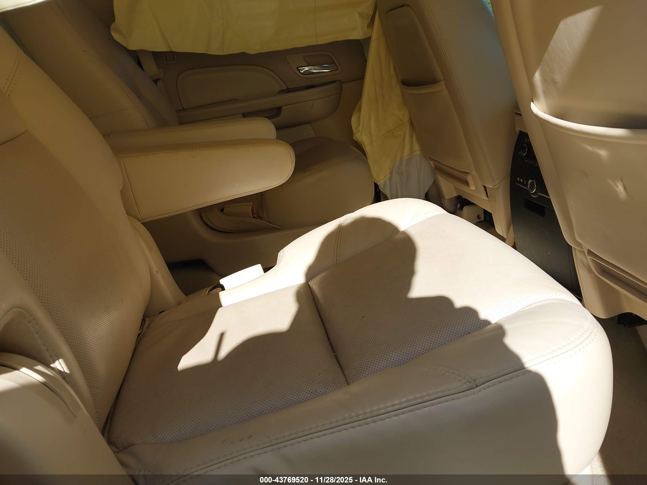 CADILLAC ESCALADE image 8