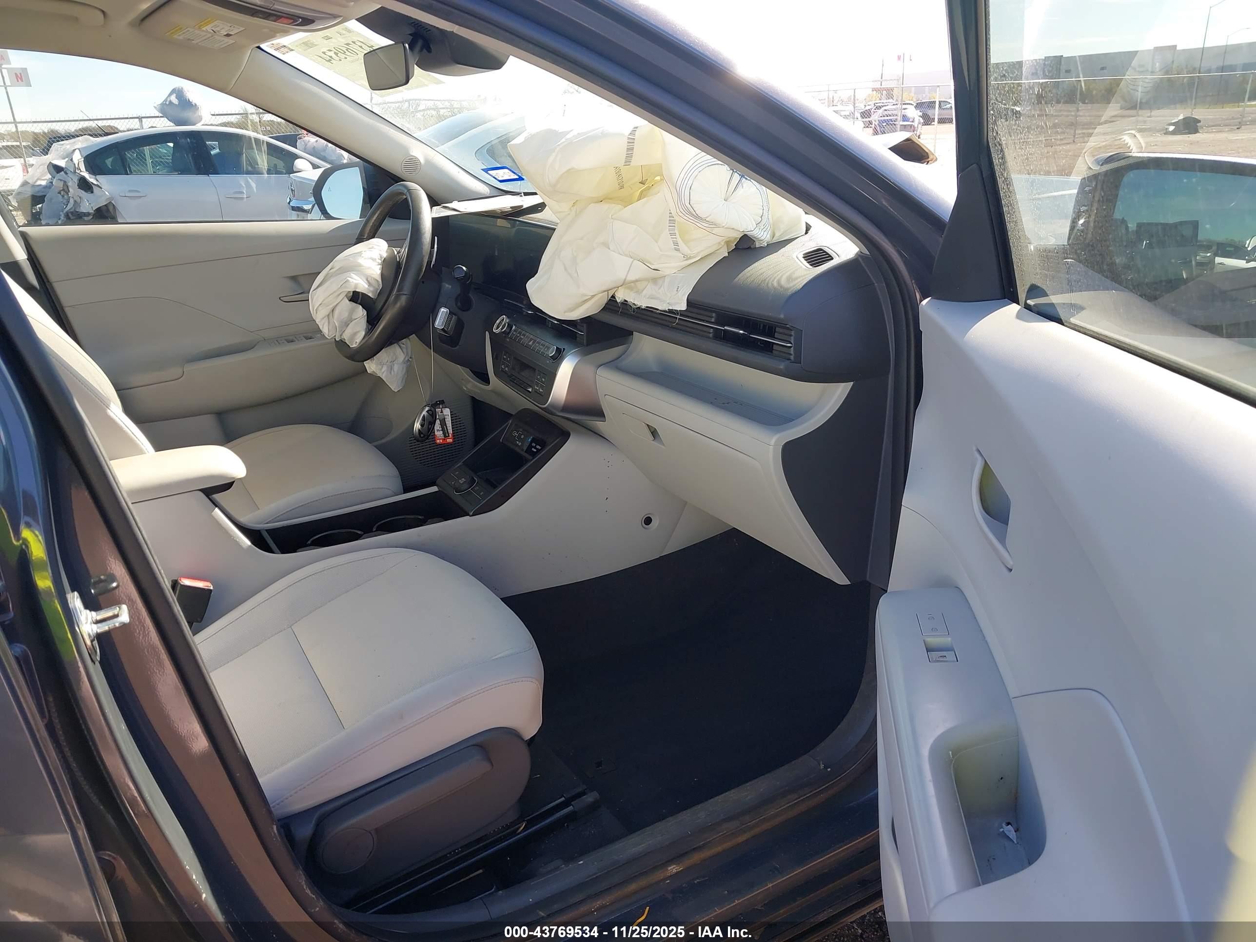 HYUNDAI KONA image 5