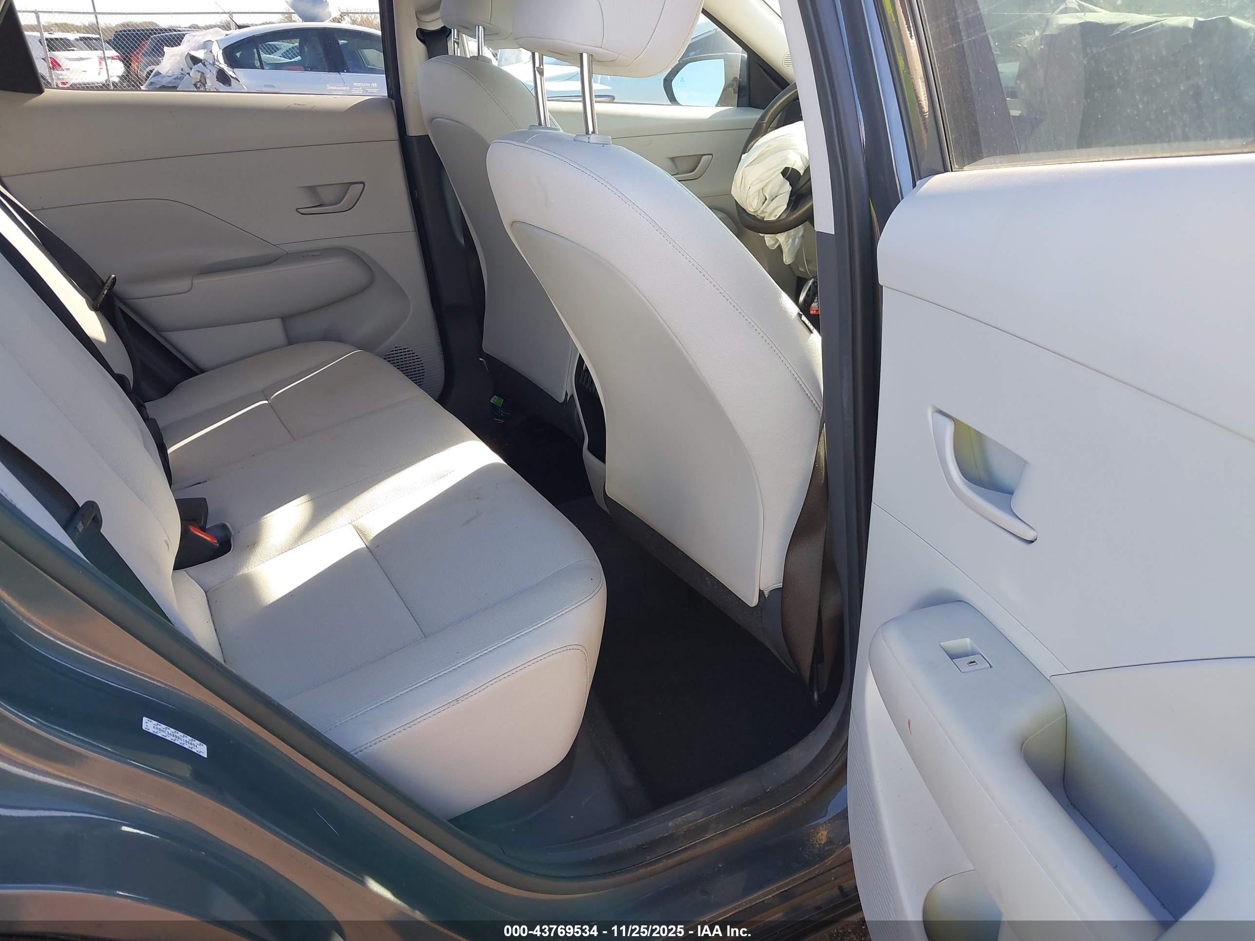 HYUNDAI KONA image 8