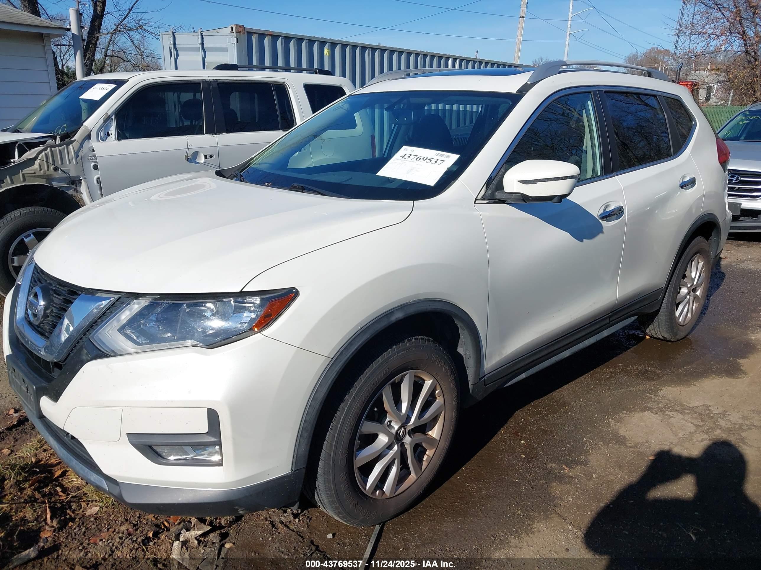 NISSAN ROGUE image 2