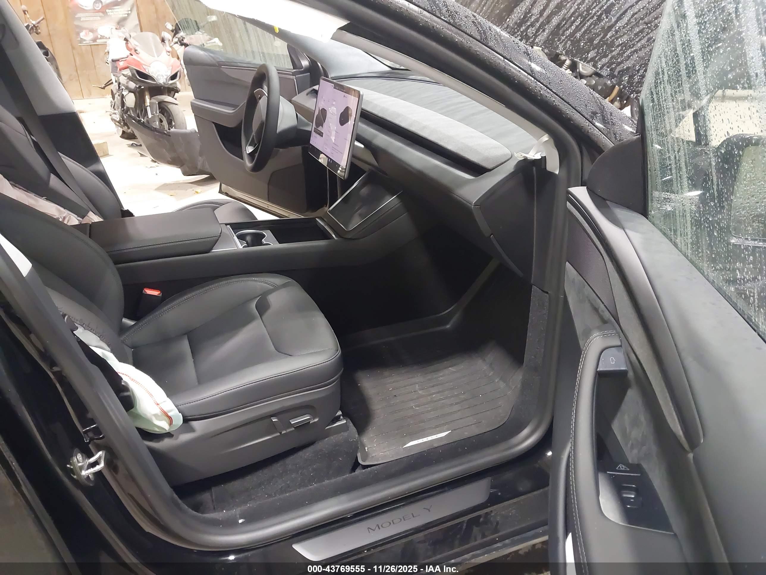 TESLA MODEL image 5