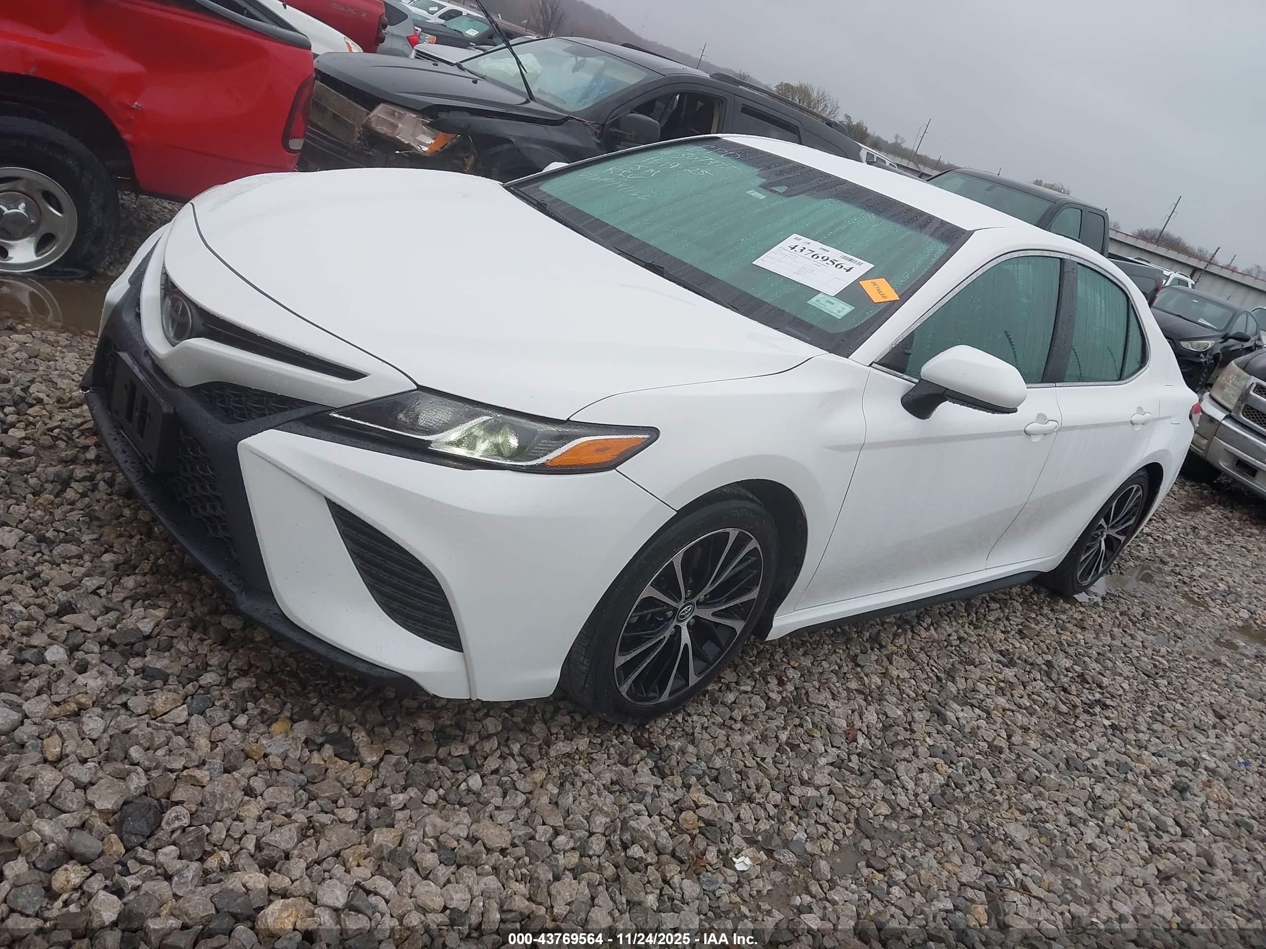 TOYOTA CAMRY image 2