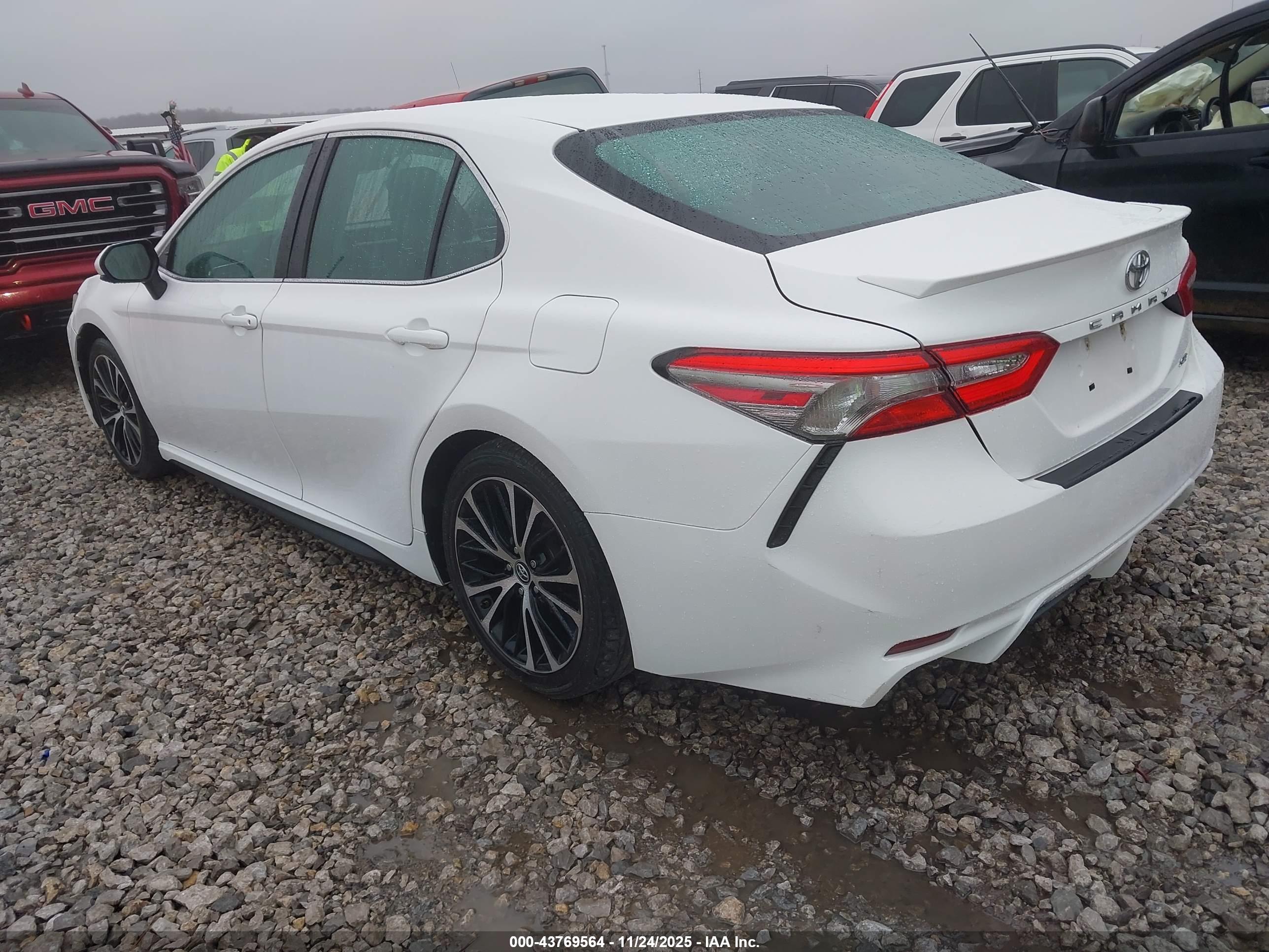 TOYOTA CAMRY image 3
