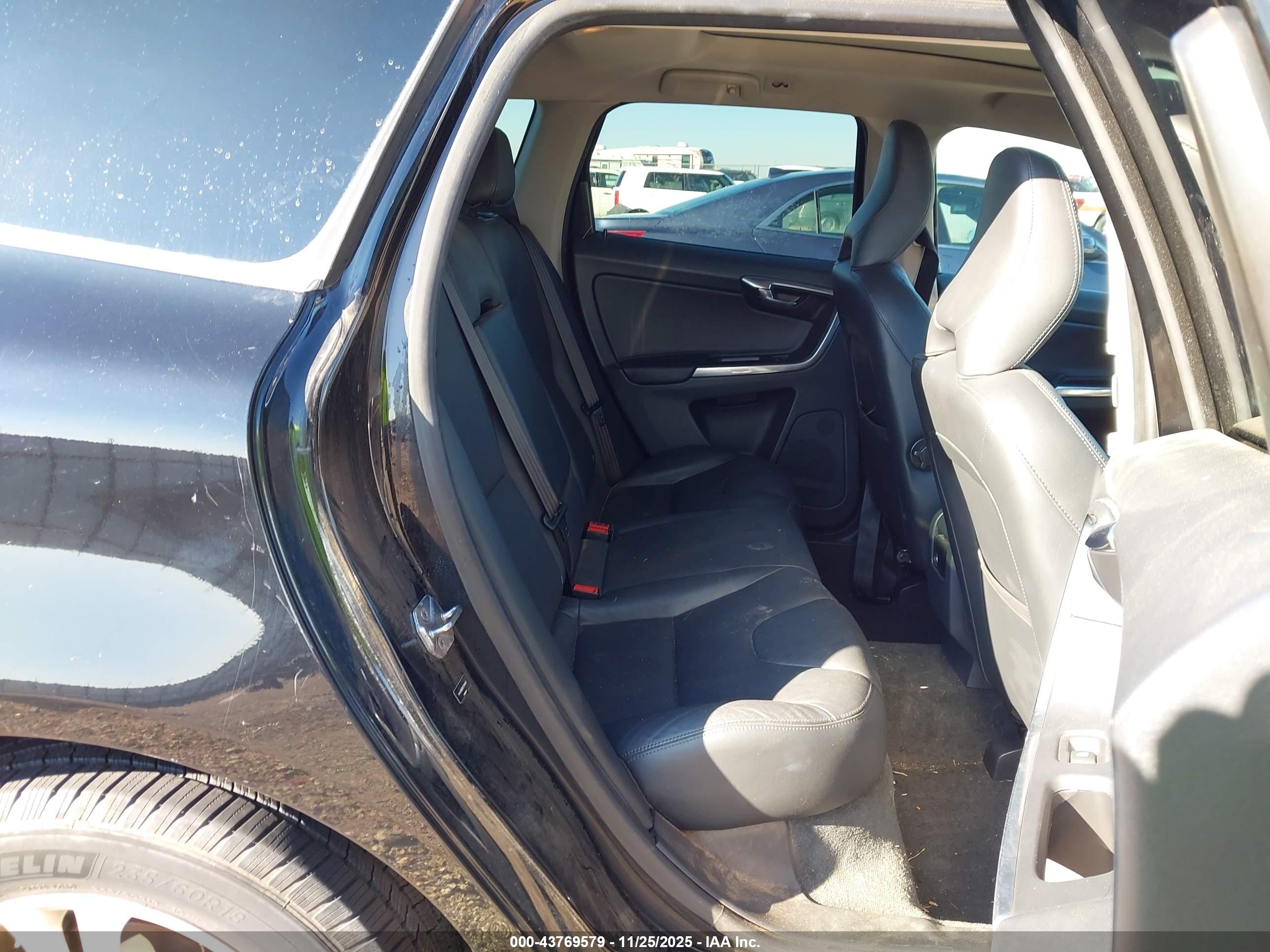 VOLVO XC60 image 8