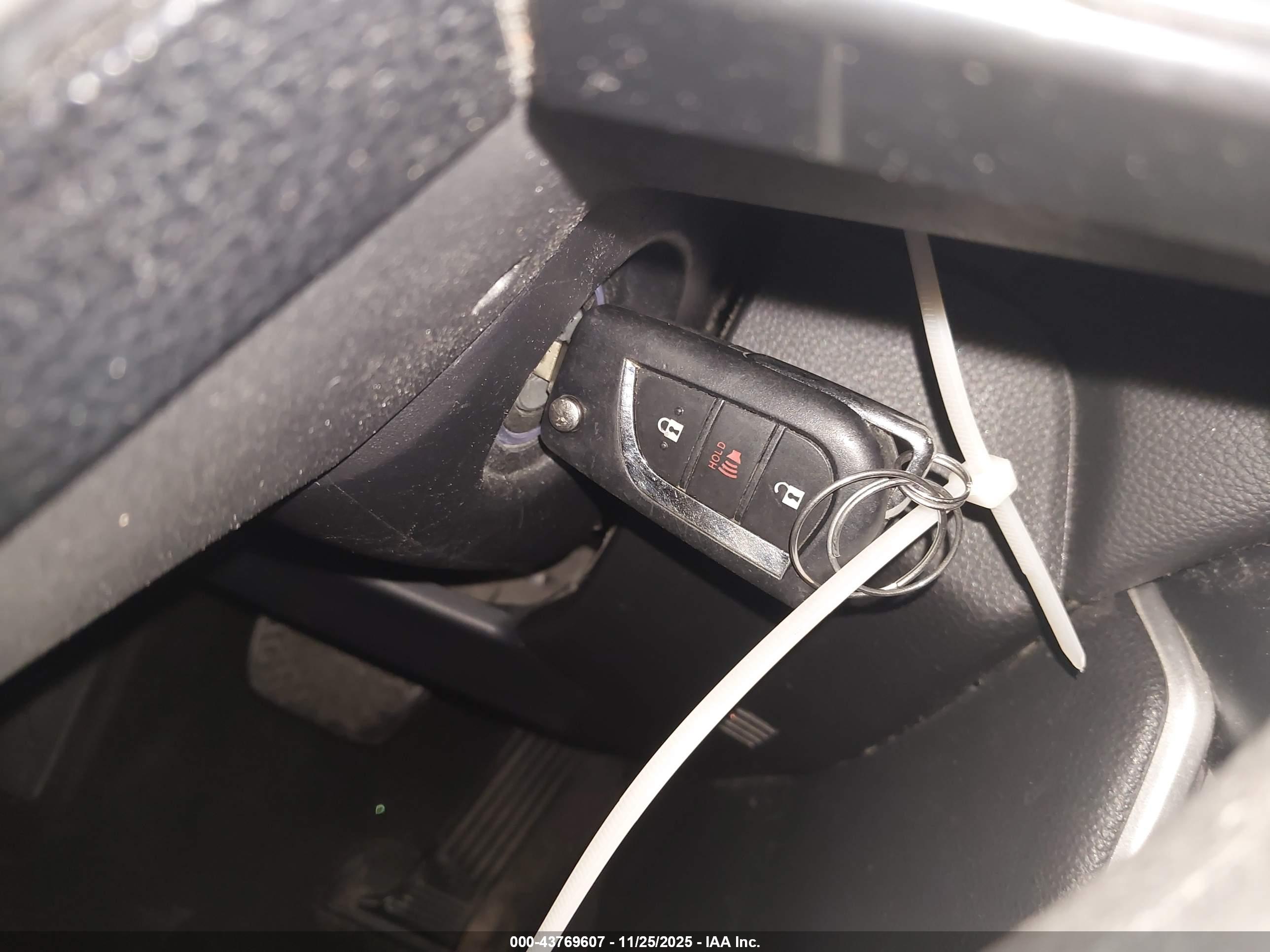TOYOTA RAV4 image 11
