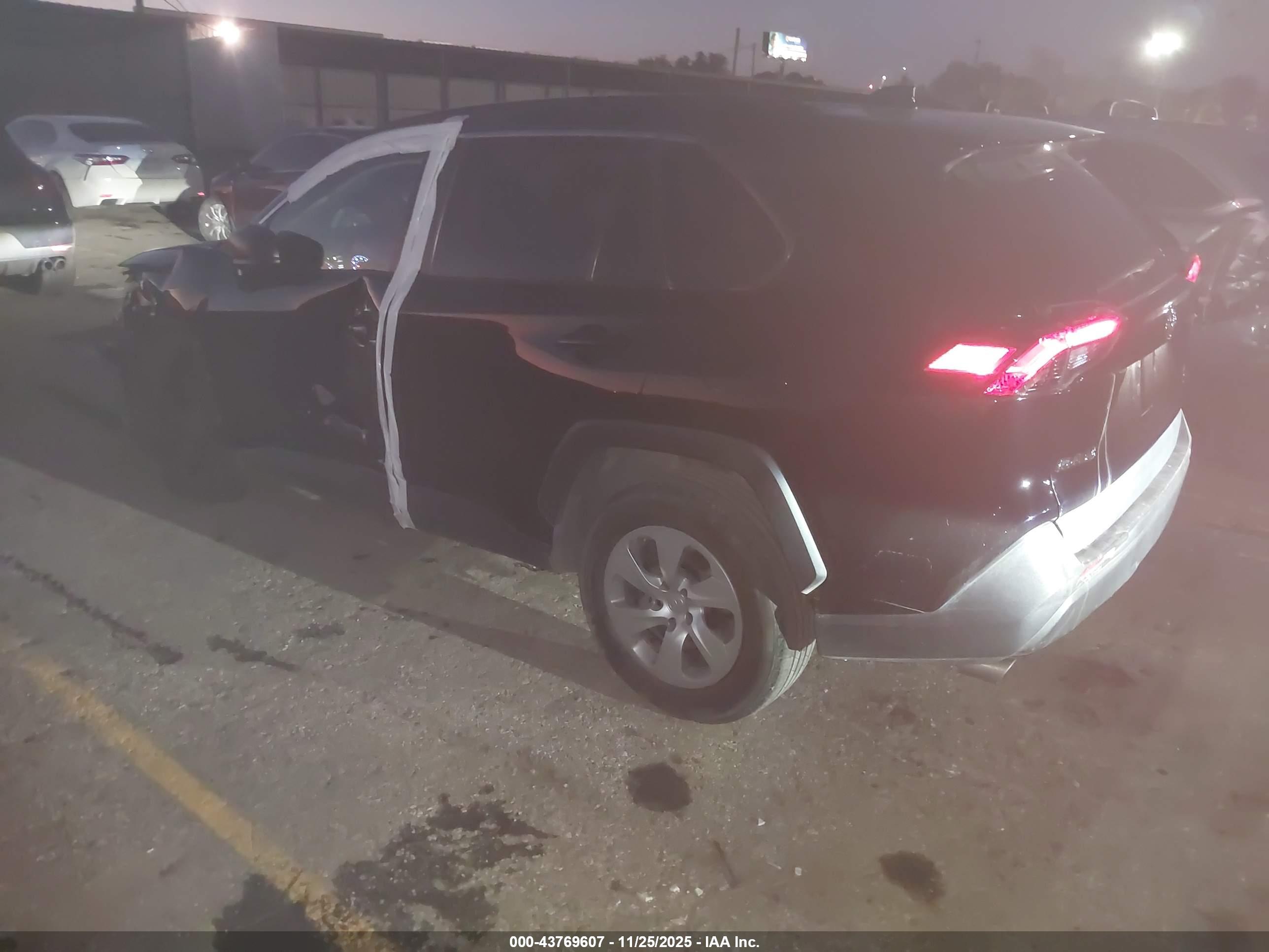 TOYOTA RAV4 image 3