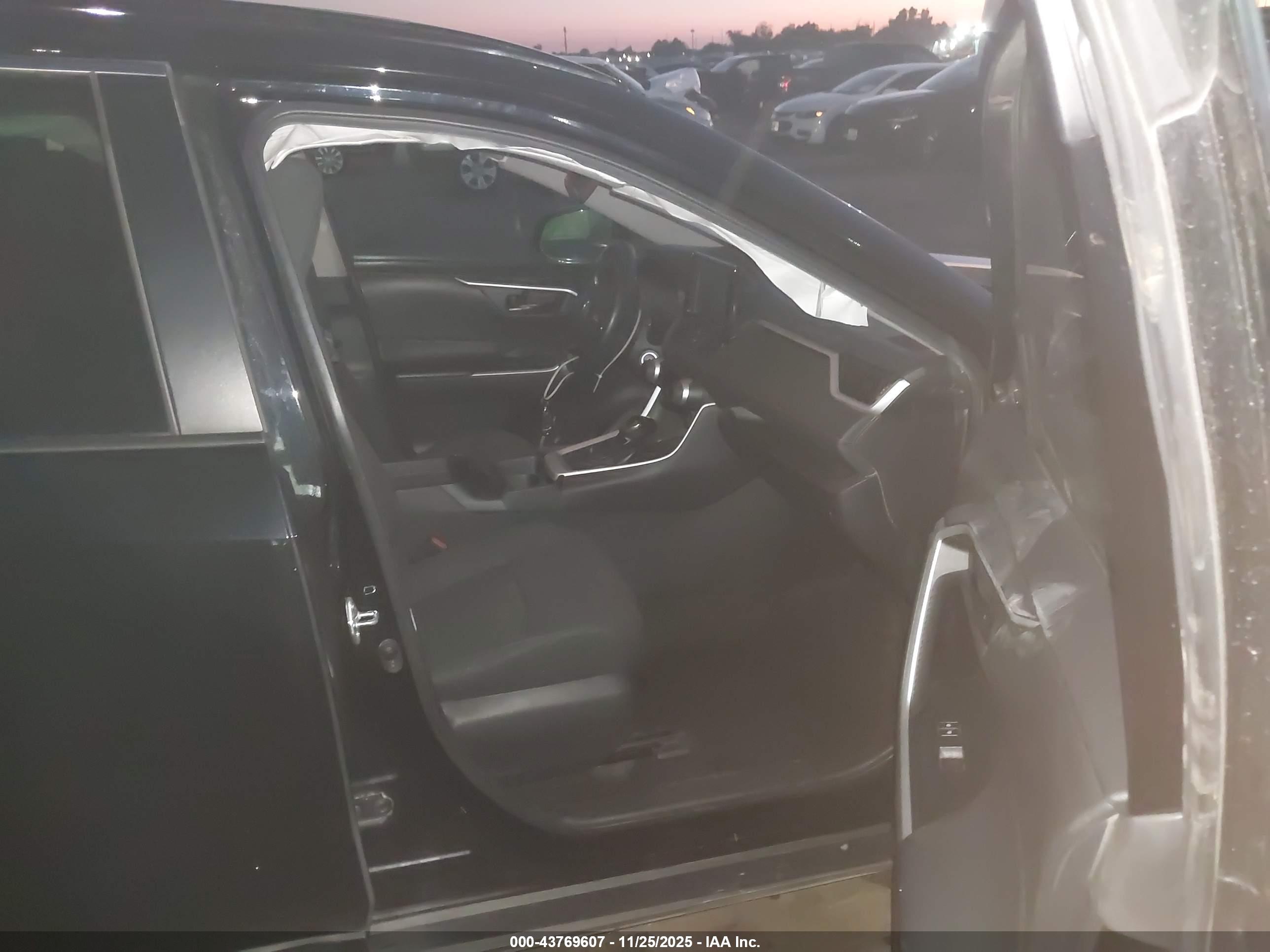 TOYOTA RAV4 image 5