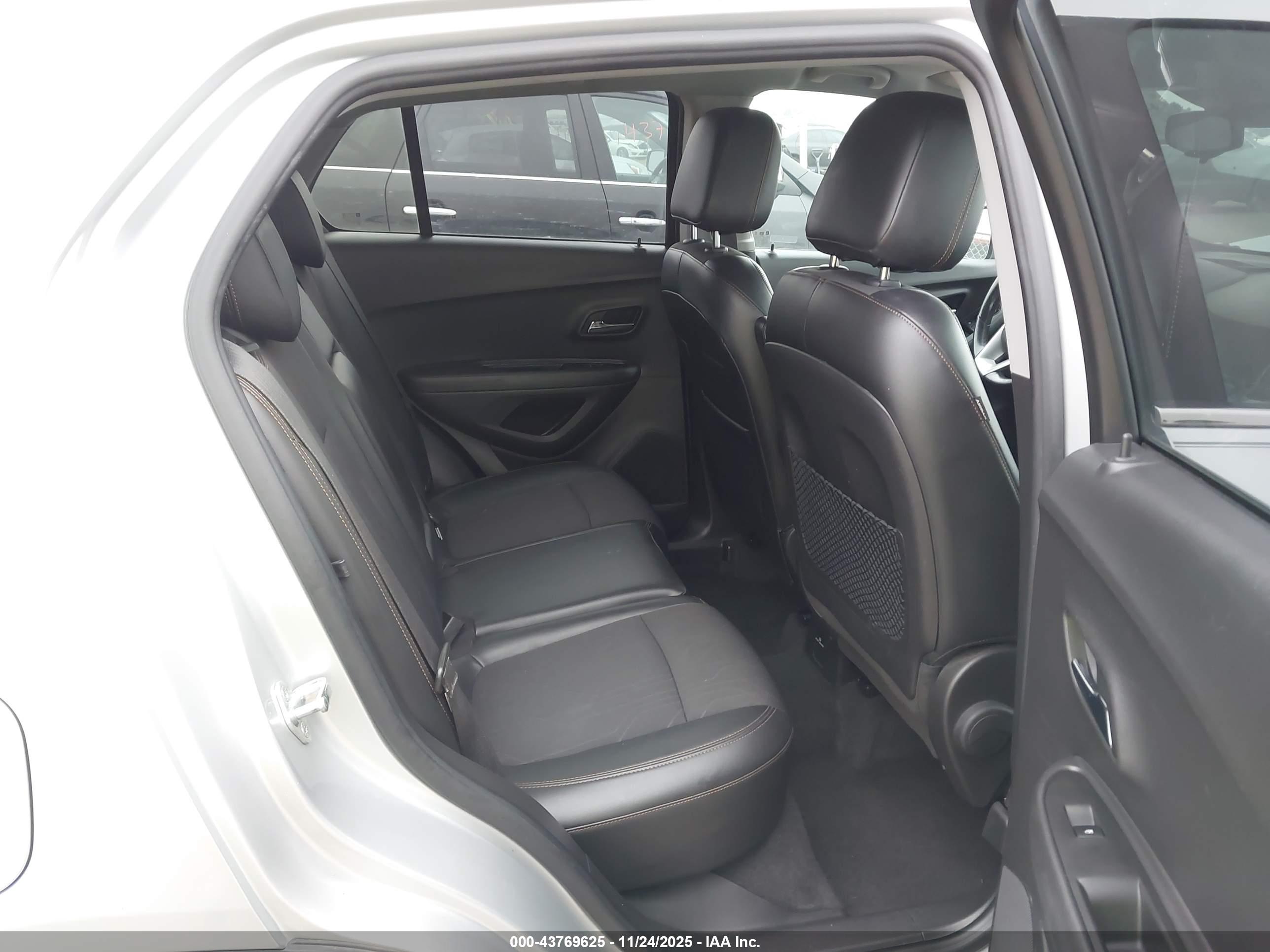 CHEVROLET TRAX image 8