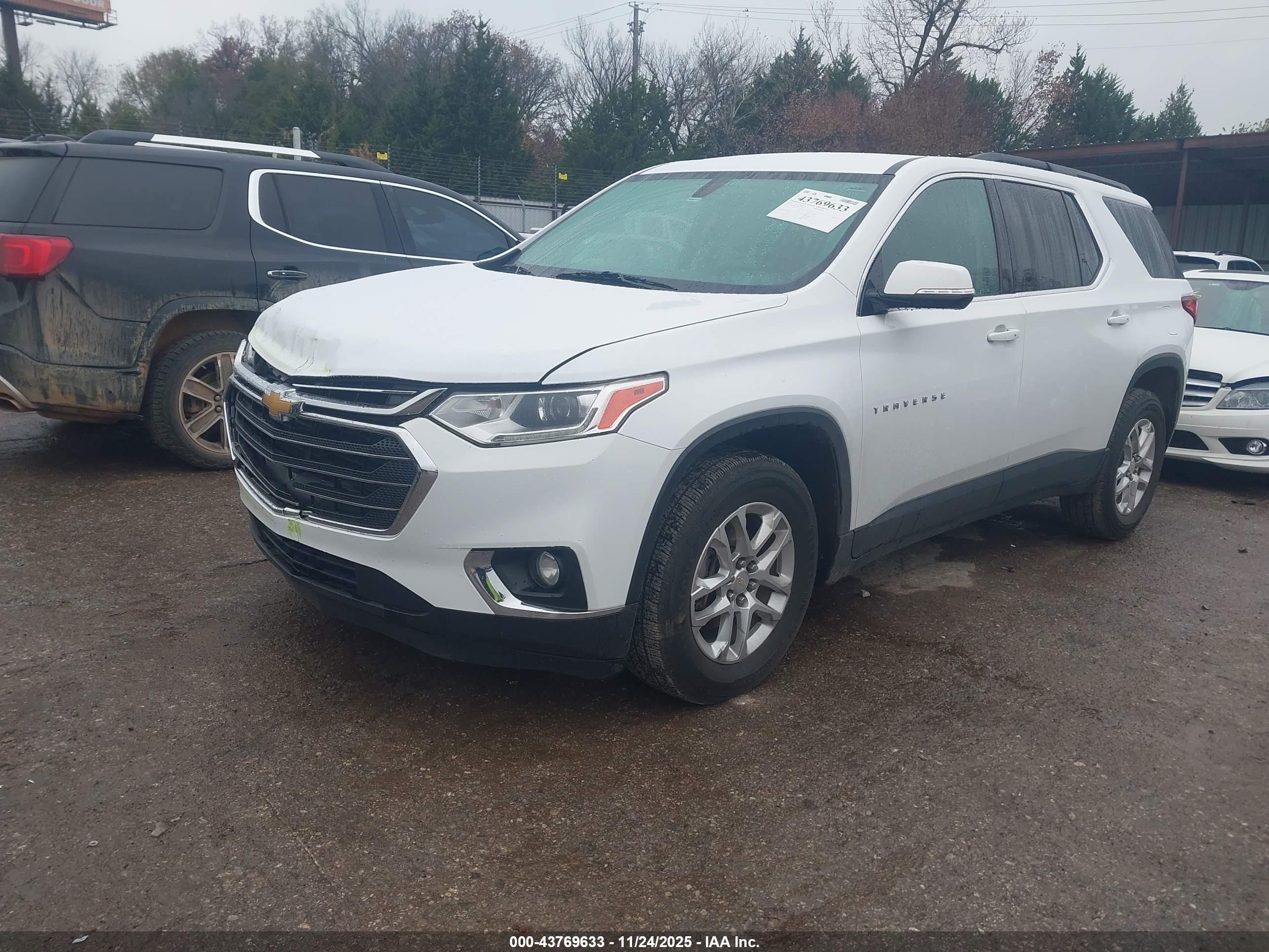 CHEVROLET TRAVERSE image 2