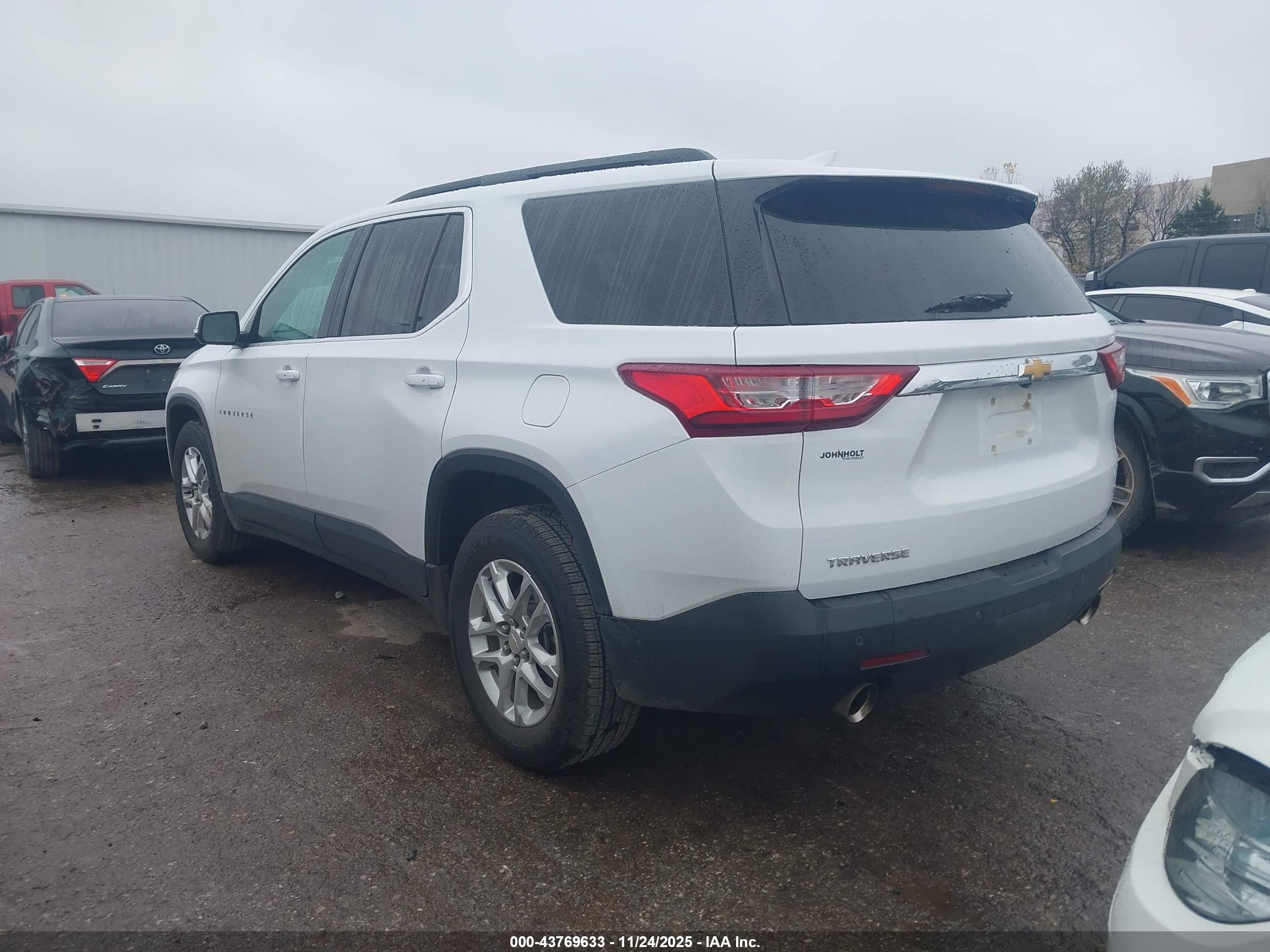 CHEVROLET TRAVERSE image 3