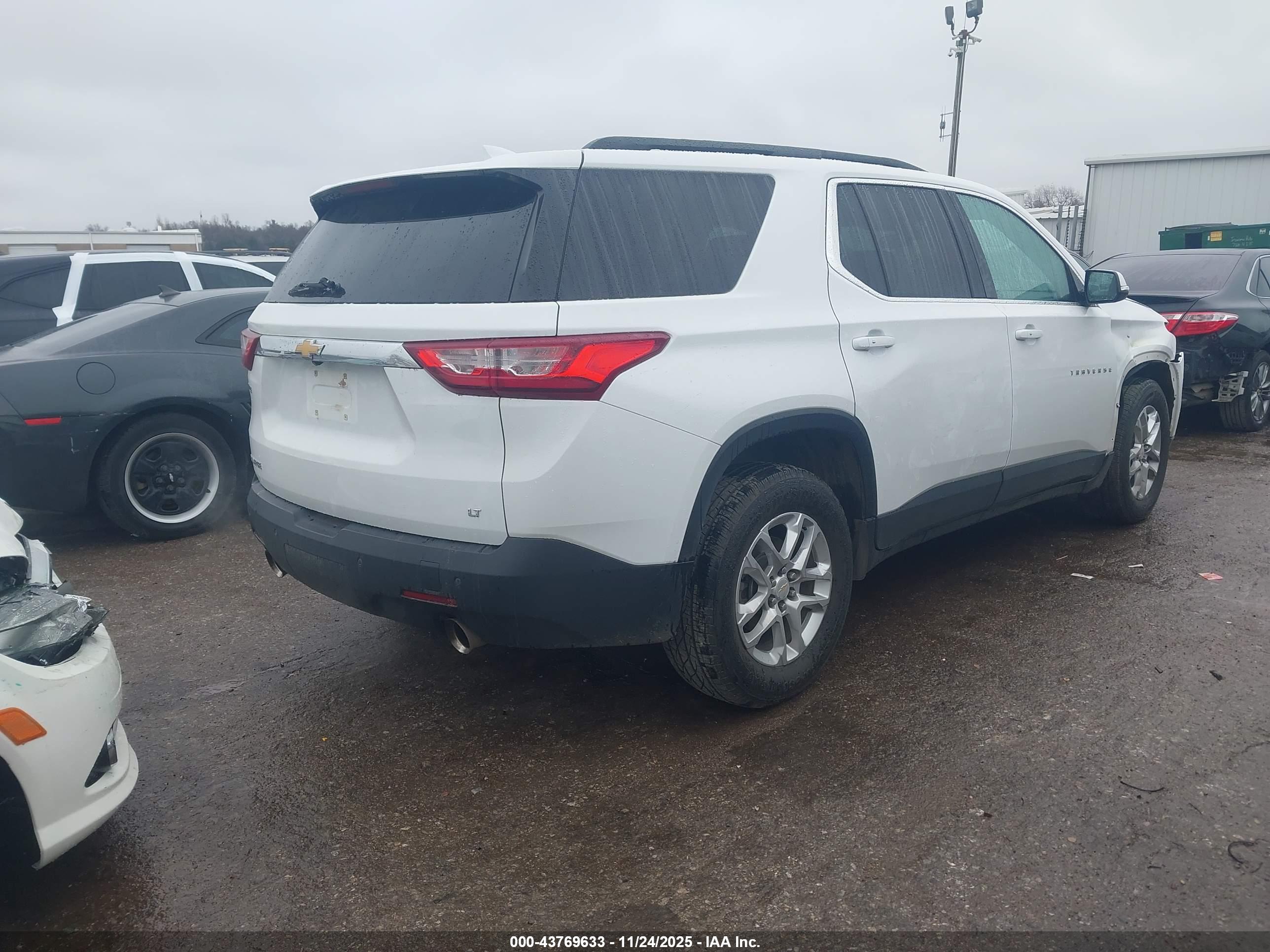 CHEVROLET TRAVERSE image 4