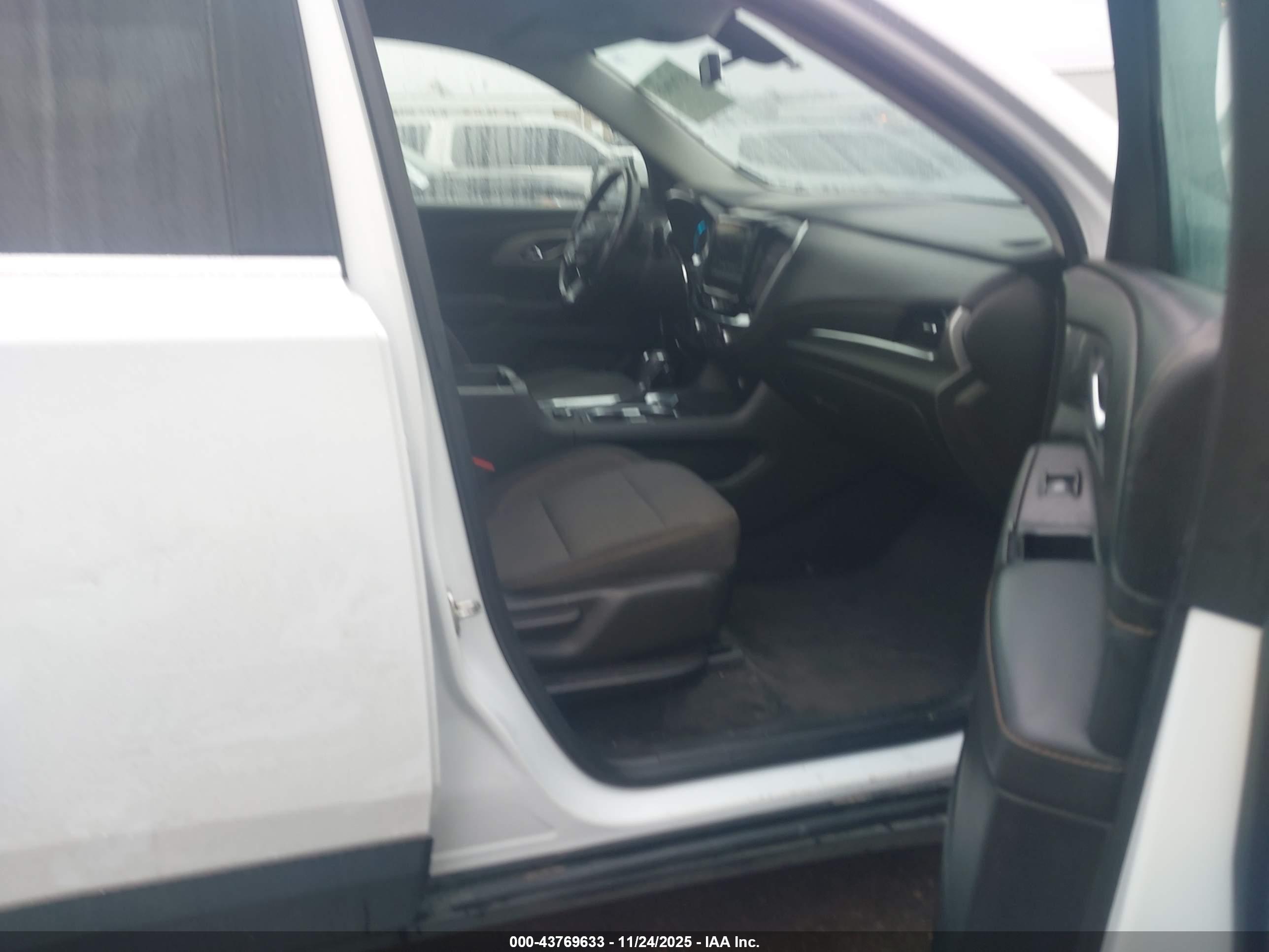 CHEVROLET TRAVERSE image 5