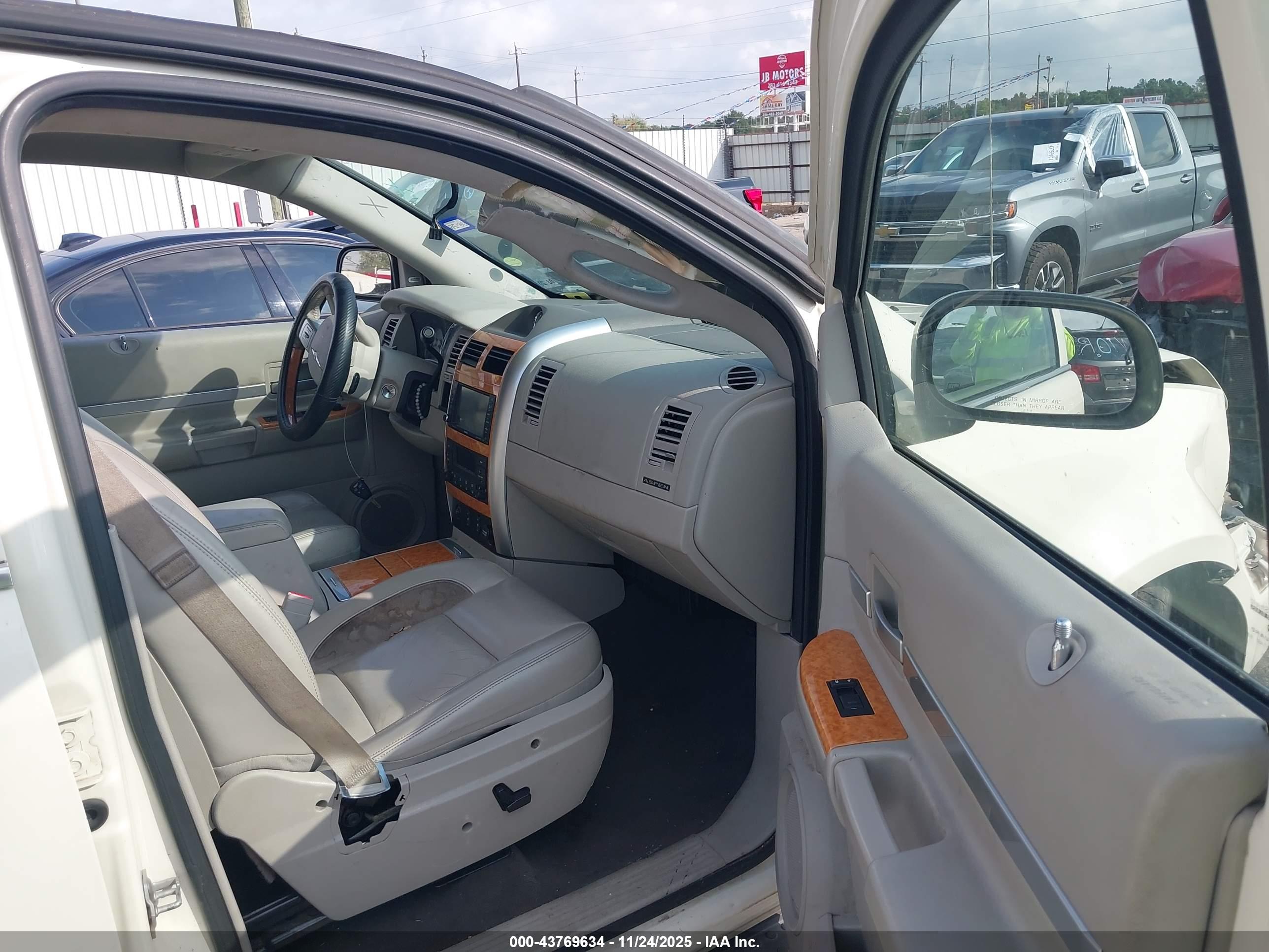 CHRYSLER ASPEN image 5